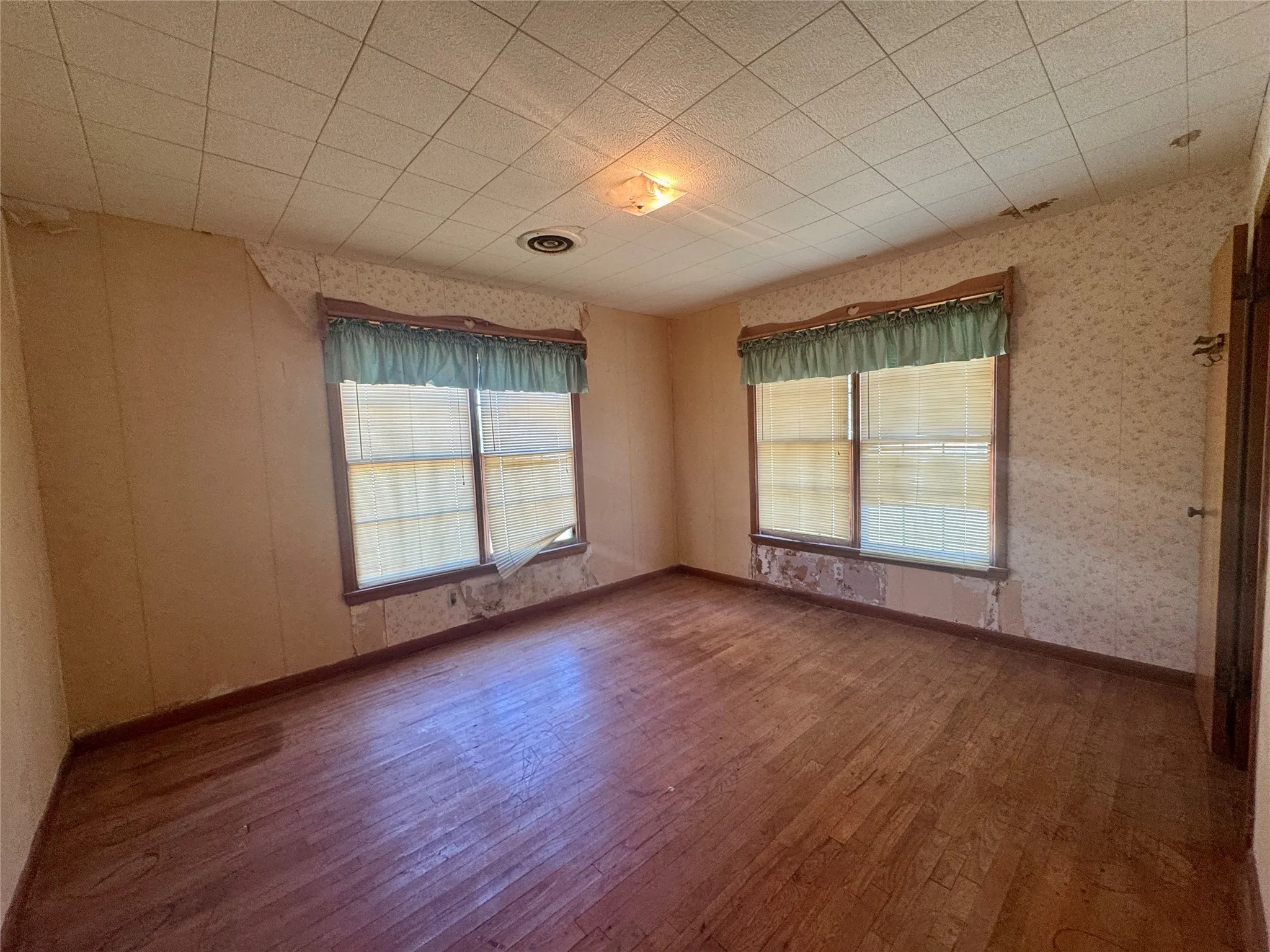 Single Family Residence For Sale in Jones County , 620 5th Street, Hawley, Texas 79525, 3 Bedroom, 2 Bathroom, Garage spaces, 2,544 Sqft, built in 1951, mls#21187377, Real Estate Agent in Hawley, Homes For Sale in Jones county, Homes For Sale in Hawley, Realtor in Hawley Texas, Real Estate Brokerage Independent Realty Texas, Luminita Cordes Realtor