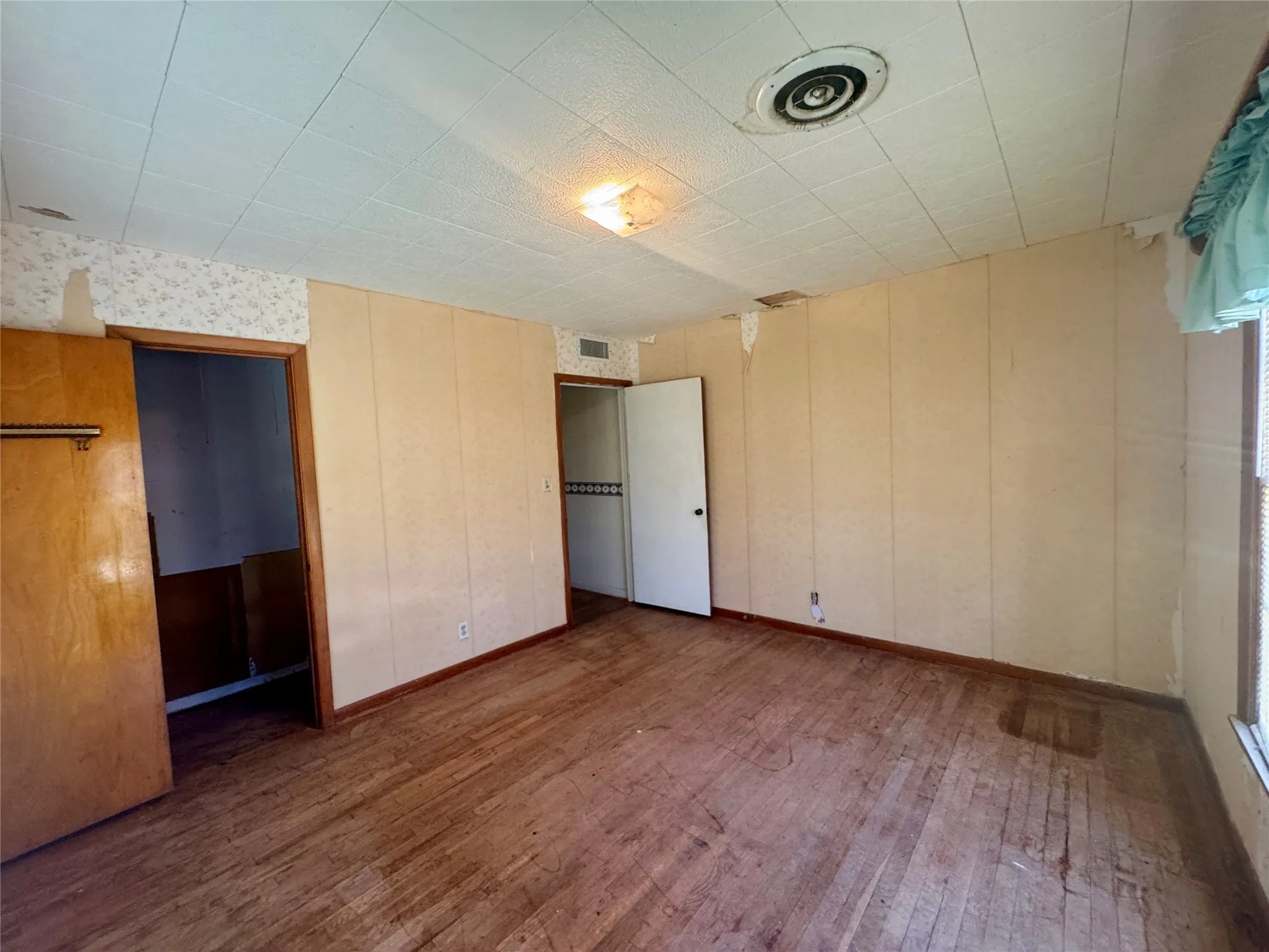 Single Family Residence For Sale in Jones County , 620 5th Street, Hawley, Texas 79525, 3 Bedroom, 2 Bathroom, Garage spaces, 2,544 Sqft, built in 1951, mls#21187377, Real Estate Agent in Hawley, Homes For Sale in Jones county, Homes For Sale in Hawley, Realtor in Hawley Texas, Real Estate Brokerage Independent Realty Texas, Luminita Cordes Realtor