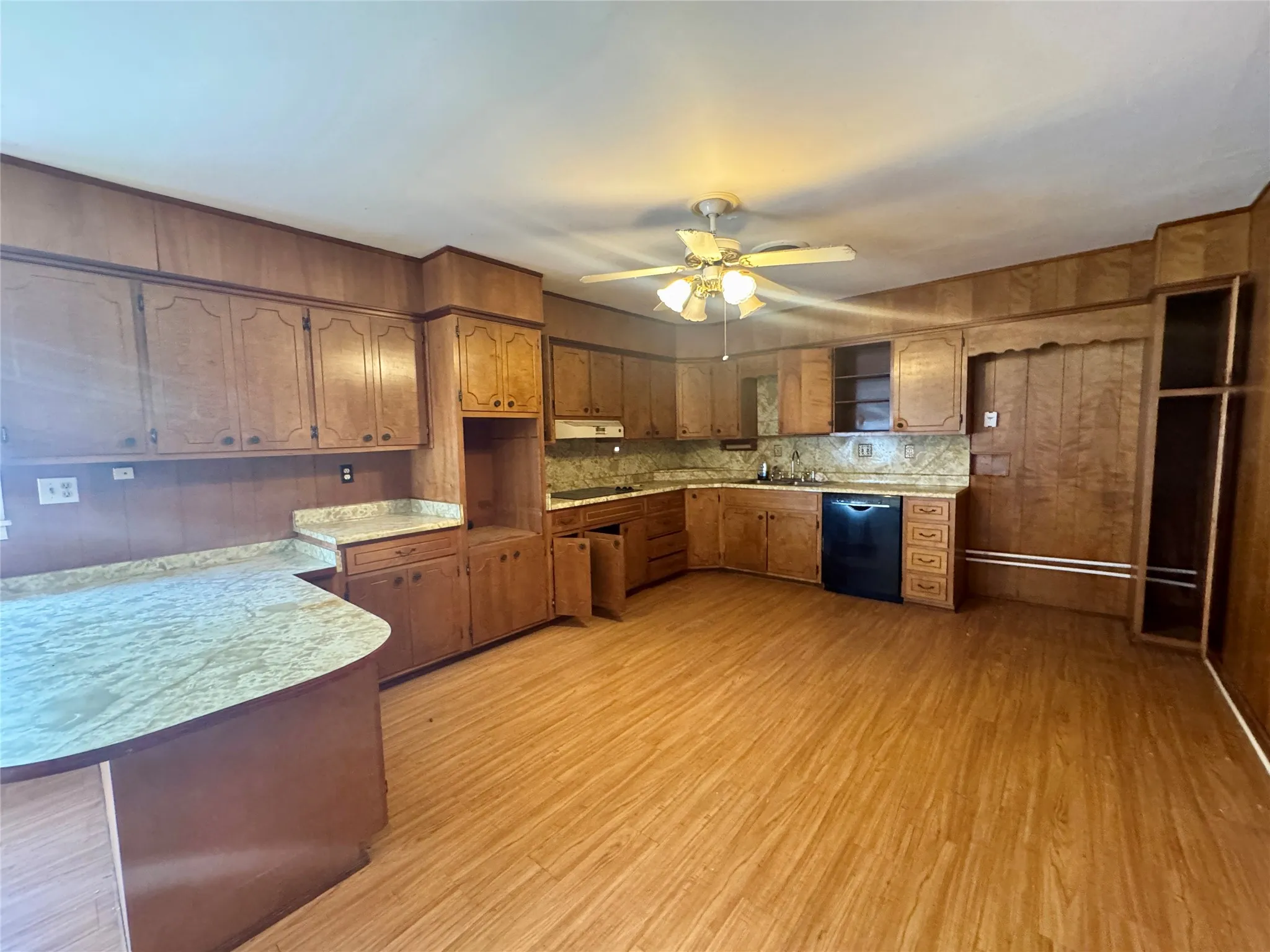 Single Family Residence For Sale in Jones County , 620 5th Street, Hawley, Texas 79525, 3 Bedroom, 2 Bathroom, Garage spaces, 2,544 Sqft, built in 1951, mls#21187377, Real Estate Agent in Hawley, Homes For Sale in Jones county, Homes For Sale in Hawley, Realtor in Hawley Texas, Real Estate Brokerage Independent Realty Texas, Luminita Cordes Realtor