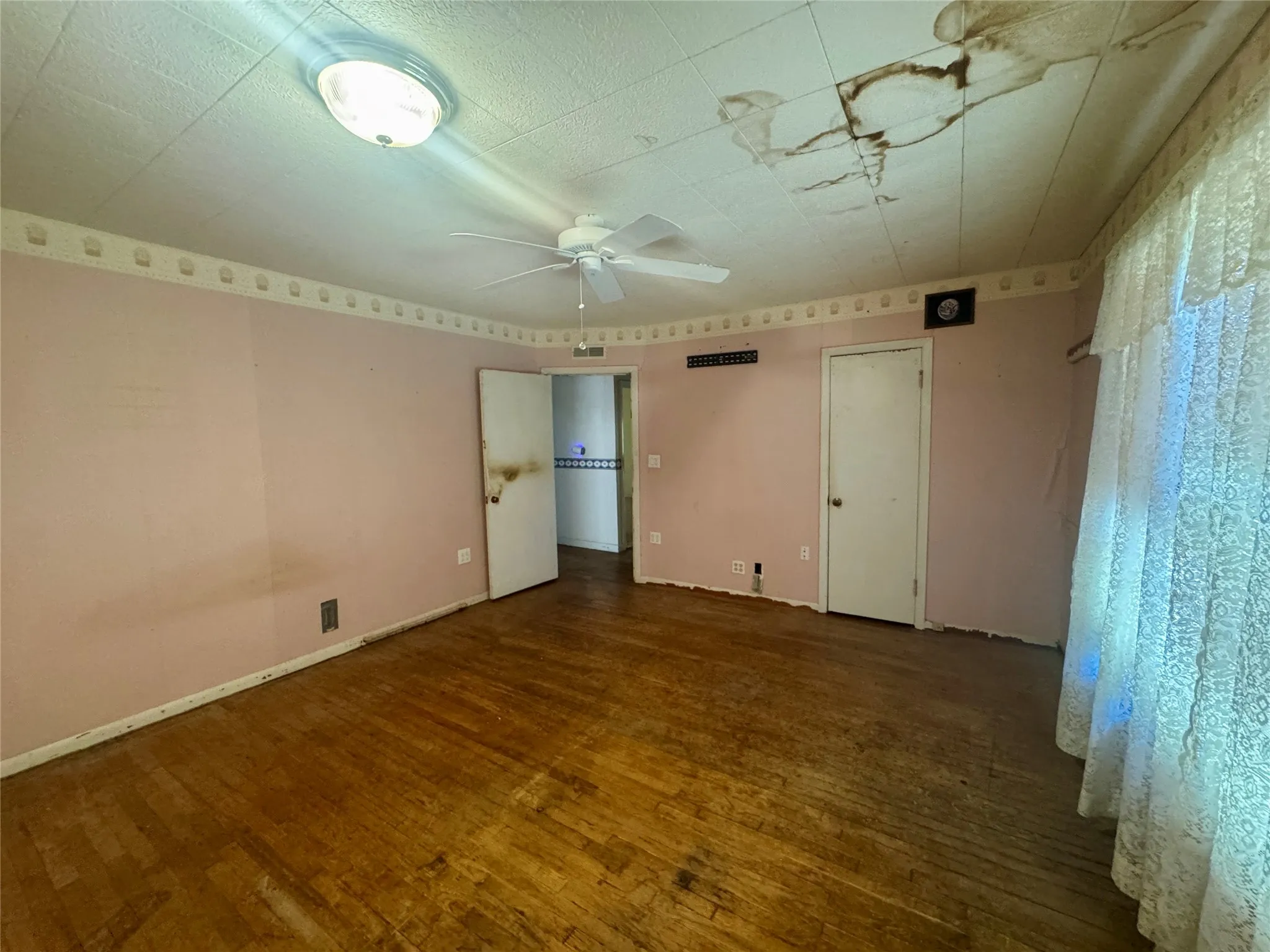 Single Family Residence For Sale in Jones County , 620 5th Street, Hawley, Texas 79525, 3 Bedroom, 2 Bathroom, Garage spaces, 2,544 Sqft, built in 1951, mls#21187377, Real Estate Agent in Hawley, Homes For Sale in Jones county, Homes For Sale in Hawley, Realtor in Hawley Texas, Real Estate Brokerage Independent Realty Texas, Luminita Cordes Realtor