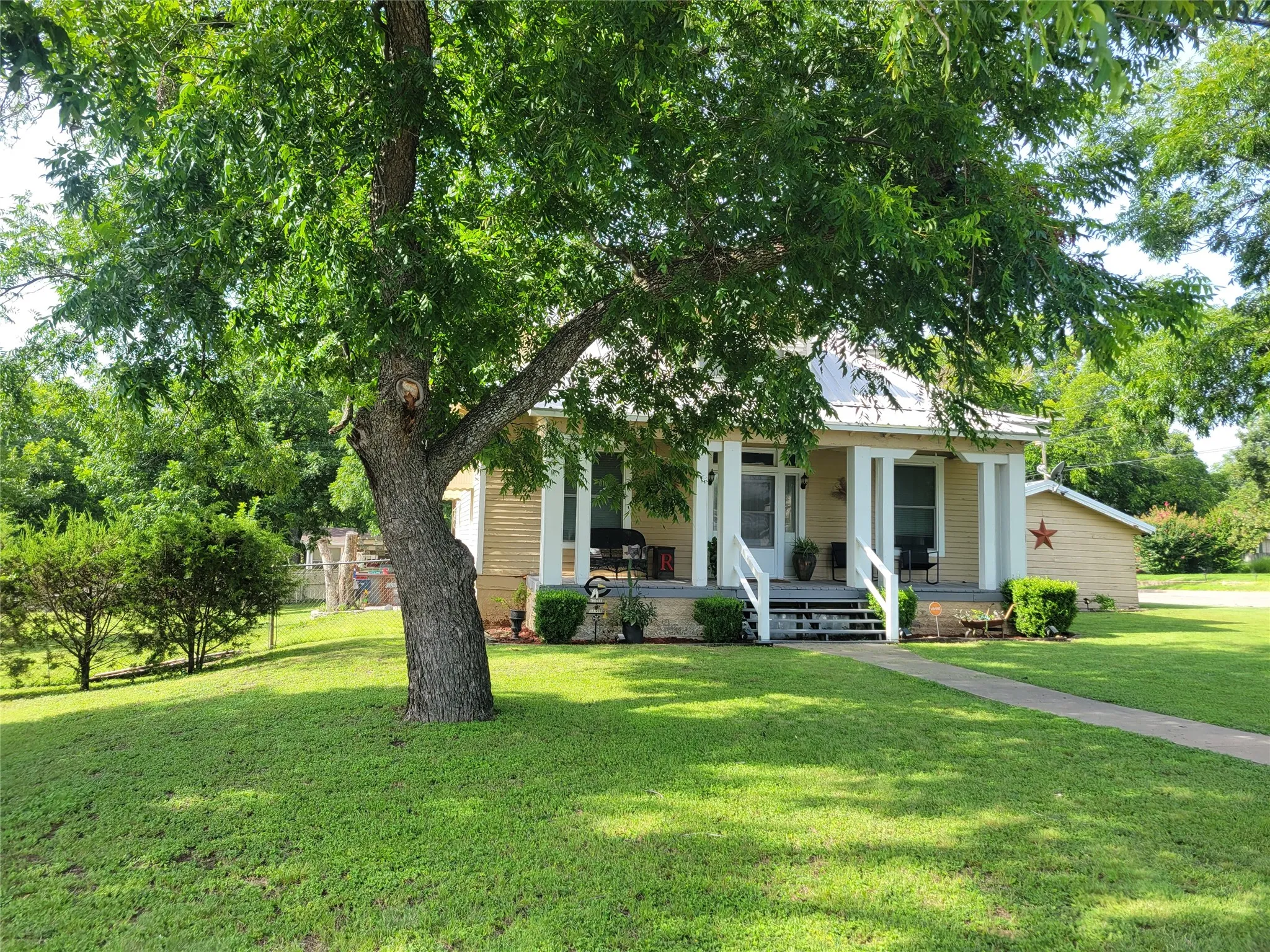 View of front of house featuring a porch