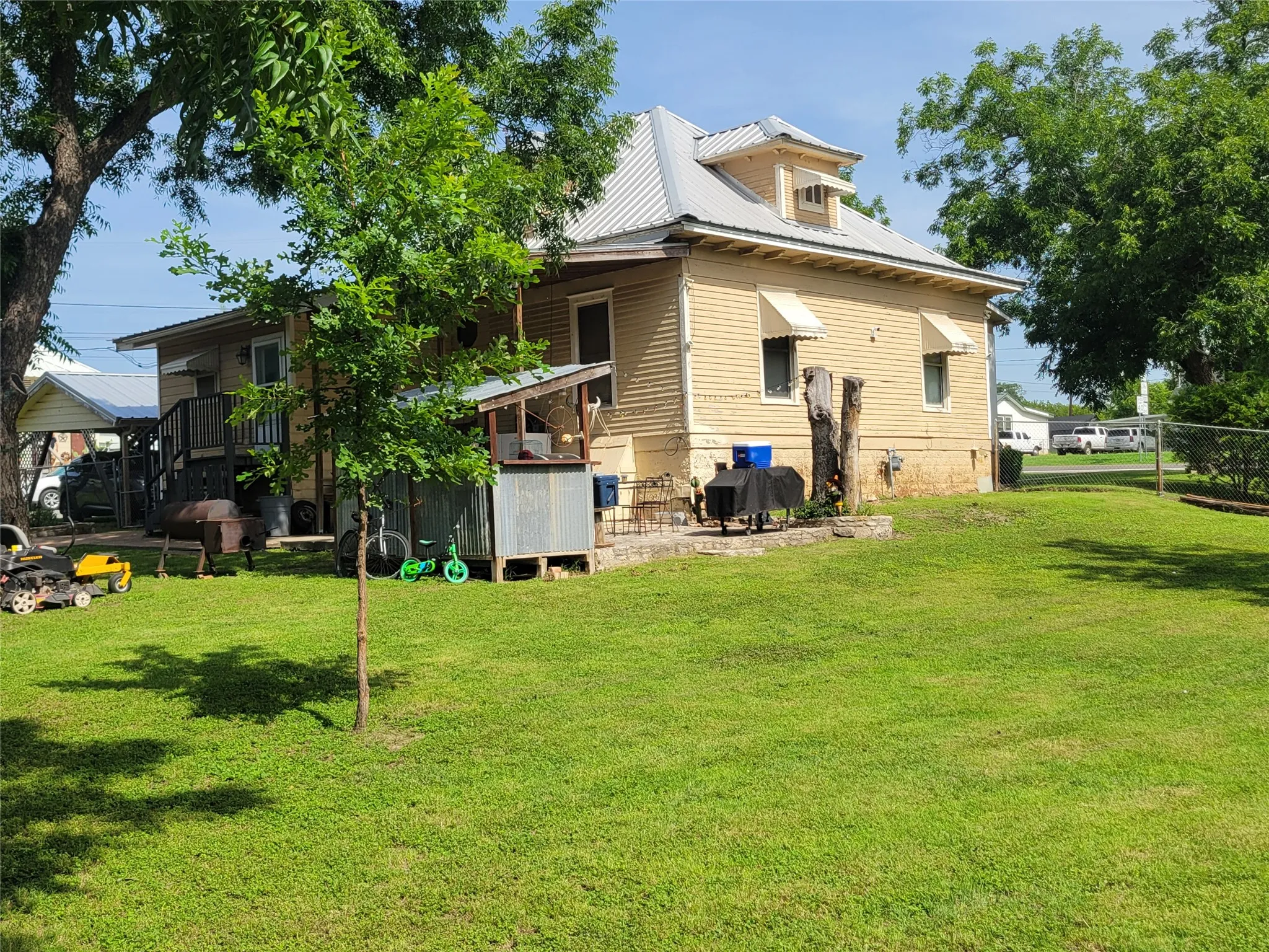 Single Family Residence For Sale in Comanche County , 706 W Wrights Avenue, Comanche, Texas 76442, 3 Bedrooms, 2 Bathrooms, Garage spaces, 1,580 Sqft, built in 1899, Preowned, Price $249,900, mls#21187381, Real Estate Agent in Comanche, Homes For Sale in Comanche county, Homes For Sale in Comanche, Realtor in Comanche Texas, Real Estate Brokerage Independent Realty Texas, Luminita Cordes Realtor