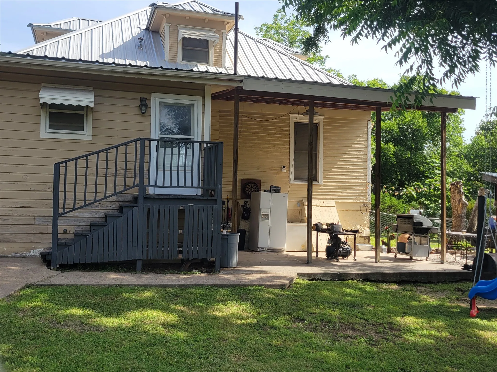 Single Family Residence For Sale in Comanche County , 706 W Wrights Avenue, Comanche, Texas 76442, 3 Bedrooms, 2 Bathrooms, Garage spaces, 1,580 Sqft, built in 1899, Preowned, Price $249,900, mls#21187381, Real Estate Agent in Comanche, Homes For Sale in Comanche county, Homes For Sale in Comanche, Realtor in Comanche Texas, Real Estate Brokerage Independent Realty Texas, Luminita Cordes Realtor