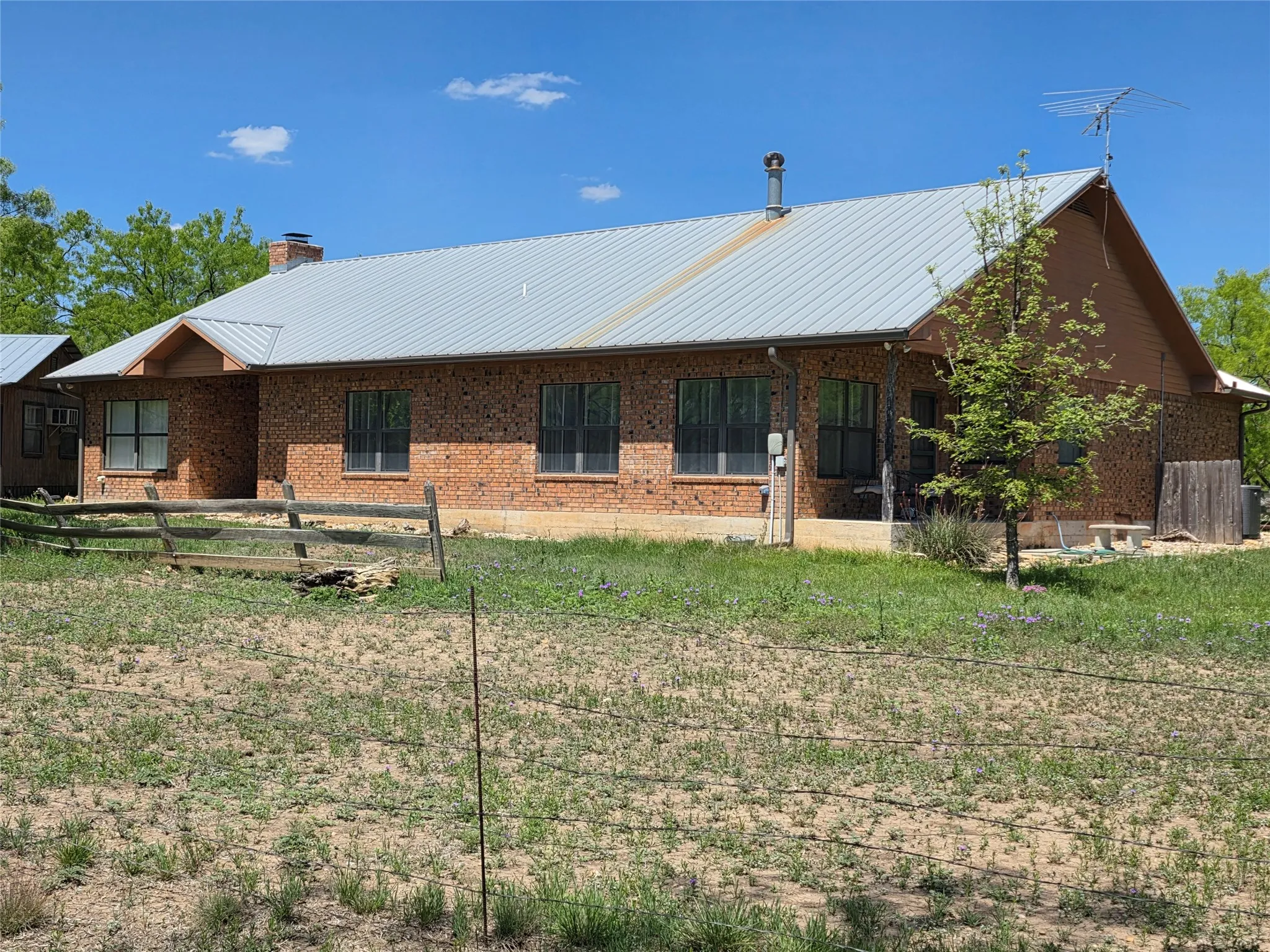 Single Family Residence For Sale in Coleman County , 1709 County Road 330, Voss, Texas 76888, 2 Bedrooms, 2 Bathrooms, 2 Garage spaces, 2,699 Sqft, built in 2000, Preowned, Price $1,074,850, mls#21187456, Real Estate Agent in Voss, Homes For Sale in Coleman county, Homes For Sale in Voss, Realtor in Voss Texas, Real Estate Brokerage Independent Realty Texas, Luminita Cordes Realtor