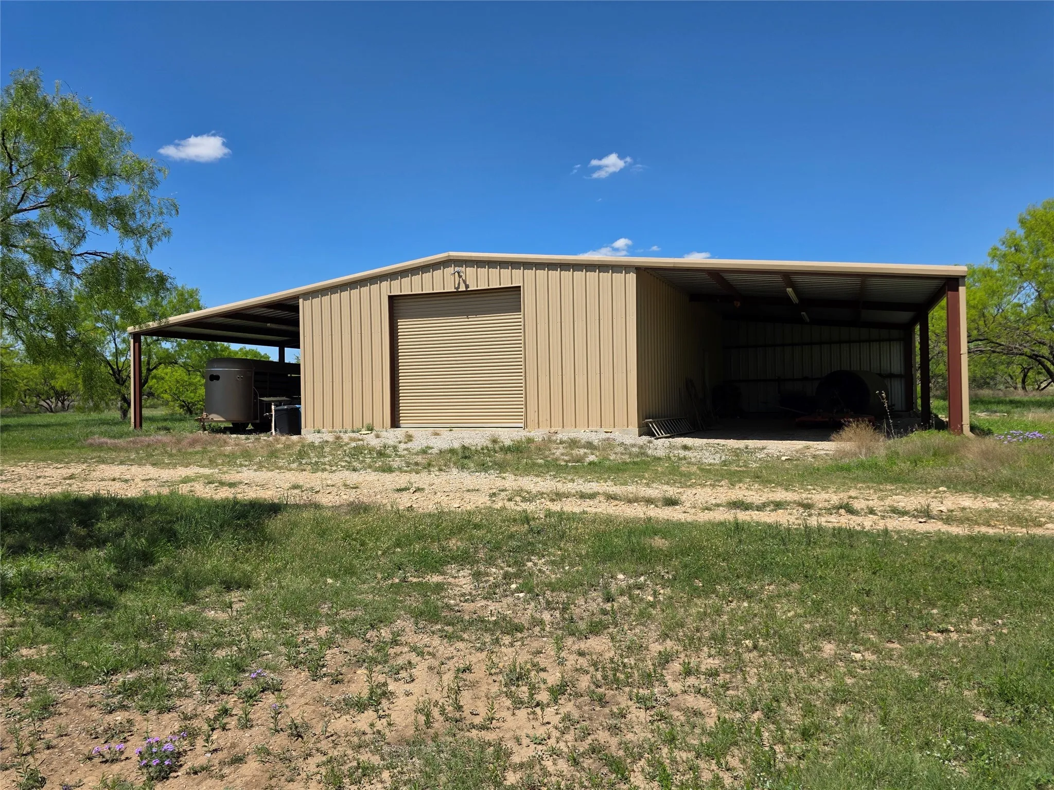 Single Family Residence For Sale in Coleman County , 1709 County Road 330, Voss, Texas 76888, 2 Bedrooms, 2 Bathrooms, 2 Garage spaces, 2,699 Sqft, built in 2000, Preowned, Price $1,074,850, mls#21187456, Real Estate Agent in Voss, Homes For Sale in Coleman county, Homes For Sale in Voss, Realtor in Voss Texas, Real Estate Brokerage Independent Realty Texas, Luminita Cordes Realtor