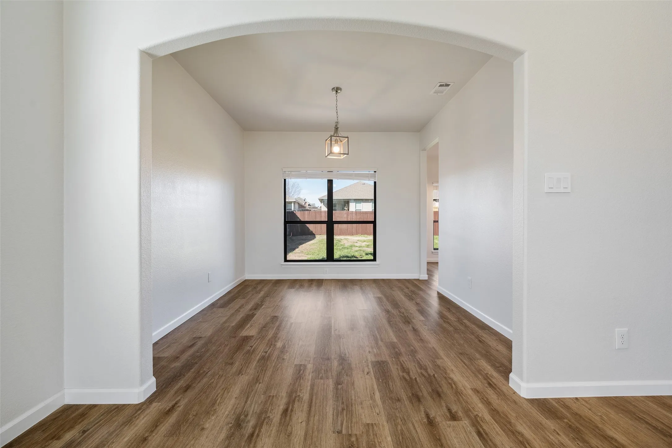 Single Family Residence For Rent in Collin County , 826 Hazels Way, Anna, Texas 75409, 4 Bedroom, 3 Bathroom, 2 Garage spaces, 2,084 Sqft, built in 2007, mls#21187493, Real Estate Agent in Anna, Homes For Rent in Collin county, Homes For Rent in Anna, Realtor in Anna Texas, Real Estate Brokerage Independent Realty Texas, Luminita Cordes Realtor