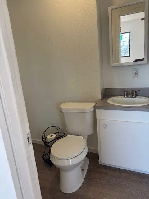 Full bathroom w shower