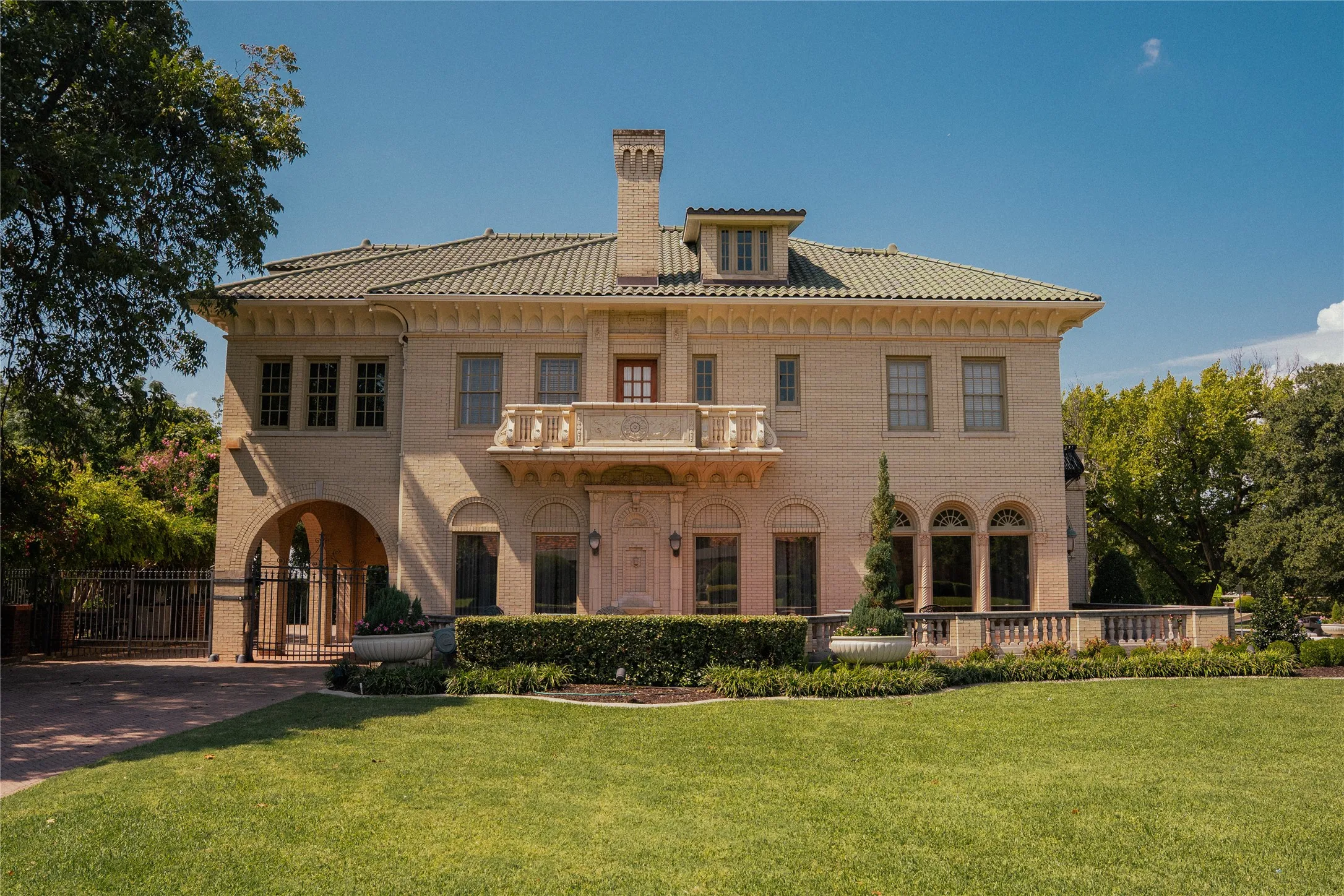 Single Family Residence For Sale in Tarrant County , 1001 Elizabeth Boulevard, Fort Worth, Texas 76110, 5 Bedroom, 5 Bathroom, 3 Garage spaces, 5,753 Sqft, built in 1918, Preowned, mls#21182608, Real Estate Agent in Fort Worth, Homes For Sale in Tarrant county, Homes For Sale in Fort Worth, Realtor in Fort Worth Texas, Real Estate Brokerage Independent Realty Texas, Luminita Cordes Realtor