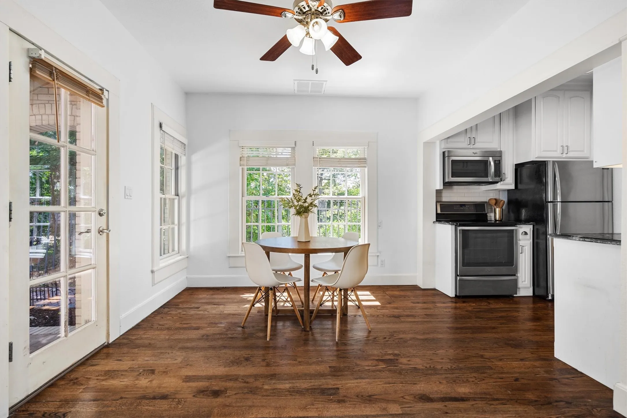 Enjoy intimate meals in the guest house’s cozy dining area, perfect for relaxed breakfasts, casual
dinners, or entertaining visiting friends and family.
