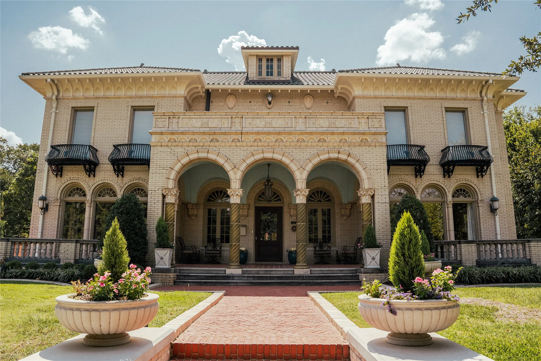 Single Family Residence For Sale in Tarrant County , 1001 Elizabeth Boulevard, Fort Worth, Texas 76110, 5 Bedroom, 5 Bathroom, 3 Garage spaces, 5,753 Sqft, built in 1918, Preowned, mls#21182608, Real Estate Agent in Fort Worth, Homes For Sale in Tarrant county, Homes For Sale in Fort Worth, Realtor in Fort Worth Texas, Real Estate Brokerage Independent Realty Texas, Luminita Cordes Realtor
