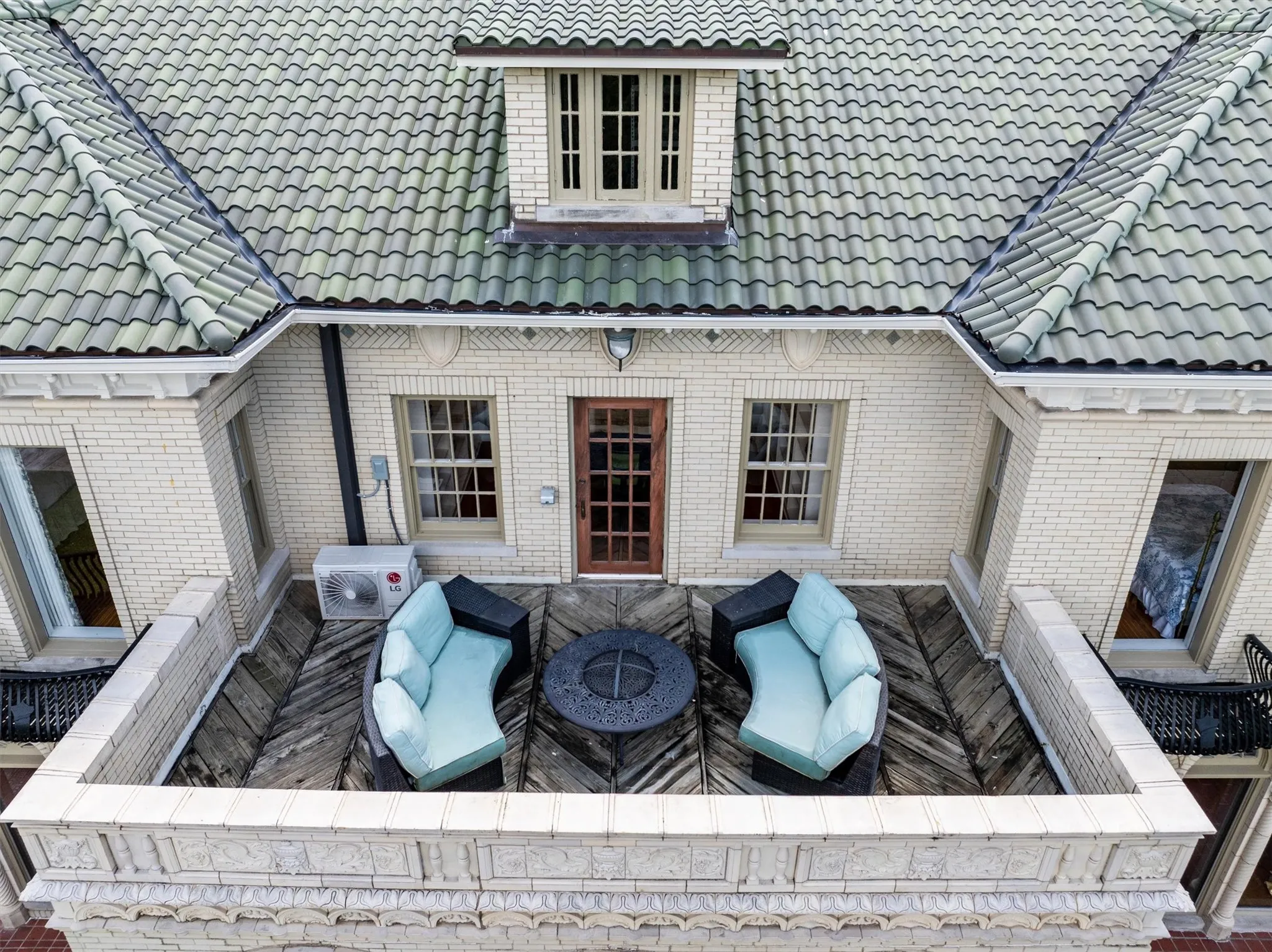 Step out onto the private balcony off the library and enjoy serene views of the neighboring park,
where lush greenery and gentle breezes create a peaceful retreat perfect for morning coffee, quiet
reading, or simply soaking in the scenery.