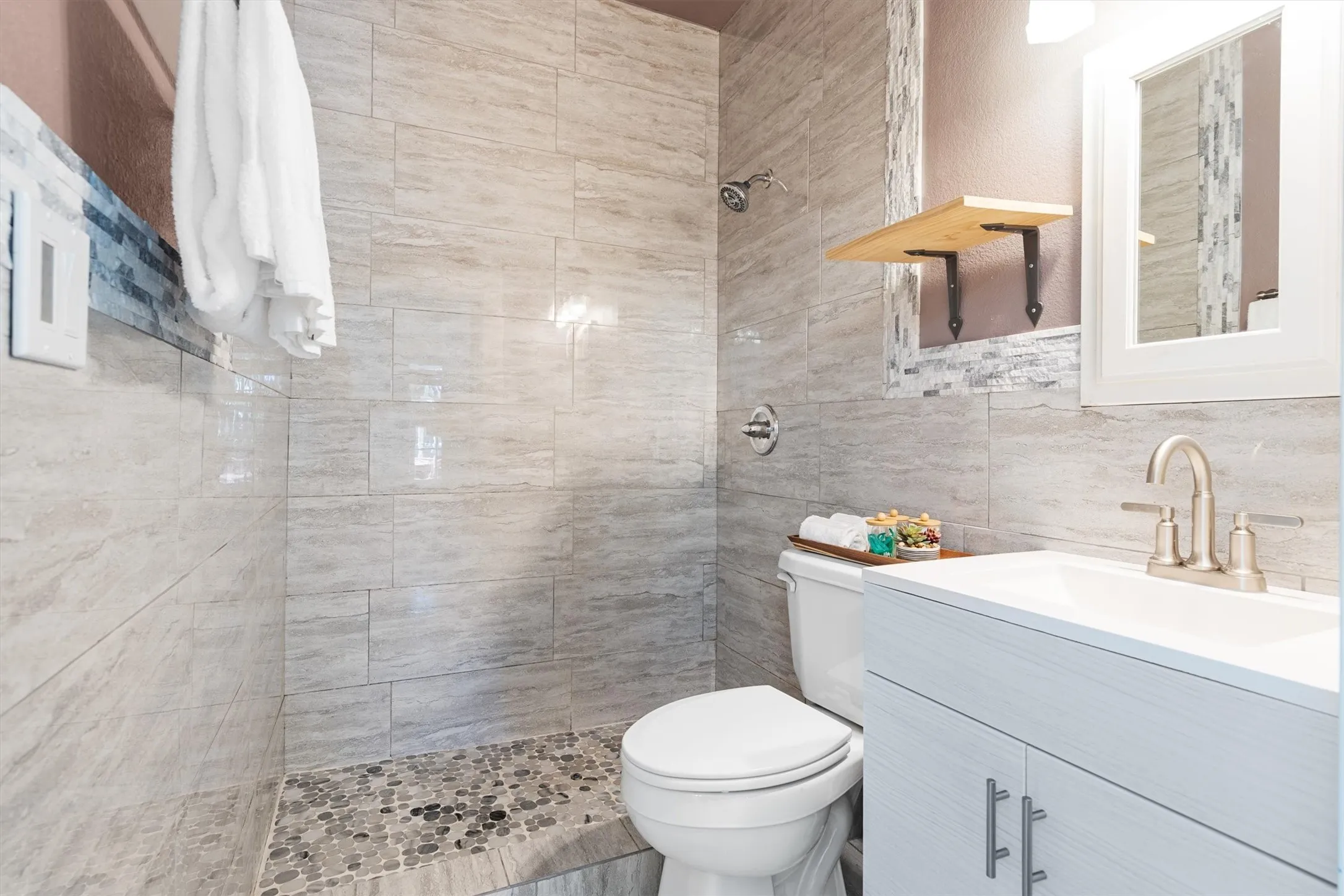 This inviting guest house features a newly updated
bathroom, combining modern finishes with comfort to create a private and welcoming retreat for
visitors.