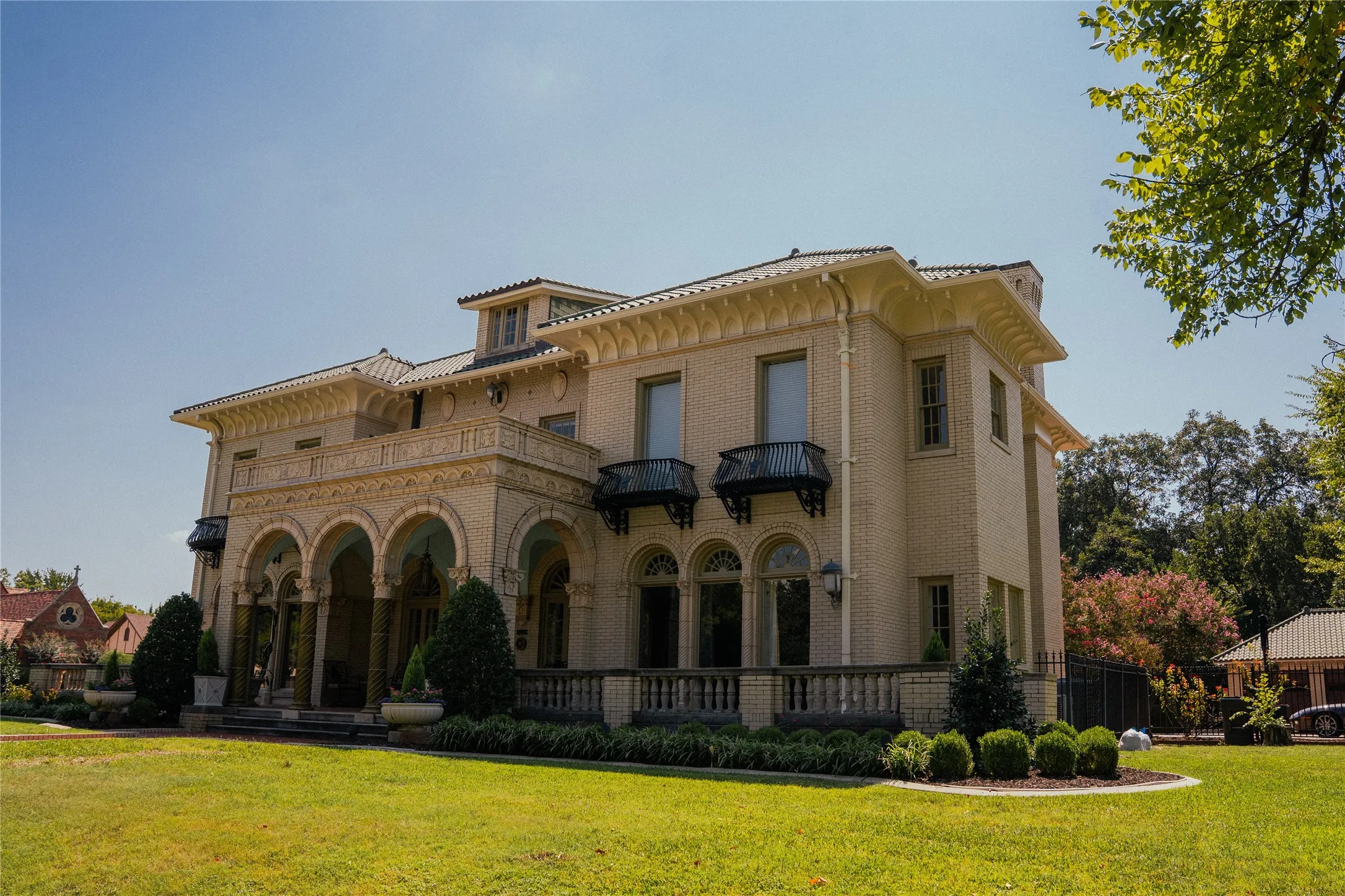 This home is located on the iconic Elizabeth
Boulevard and is known as the crown jewel of the
neighborhood.