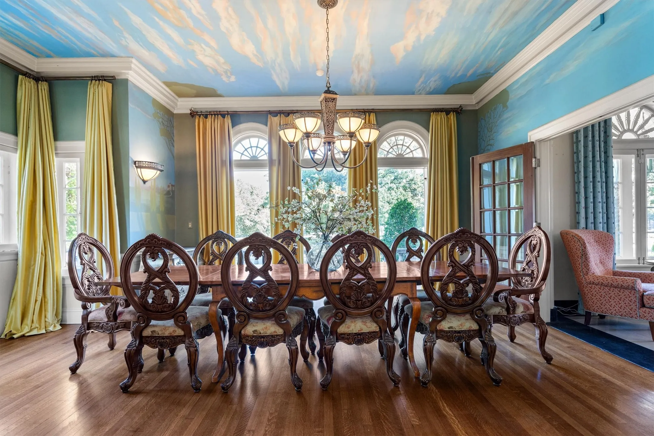 You and your guests can savor unforgettable meals
and meaningful conversations in the luxurious dining room, surrounded by an atmosphere of
elegance and refinement.