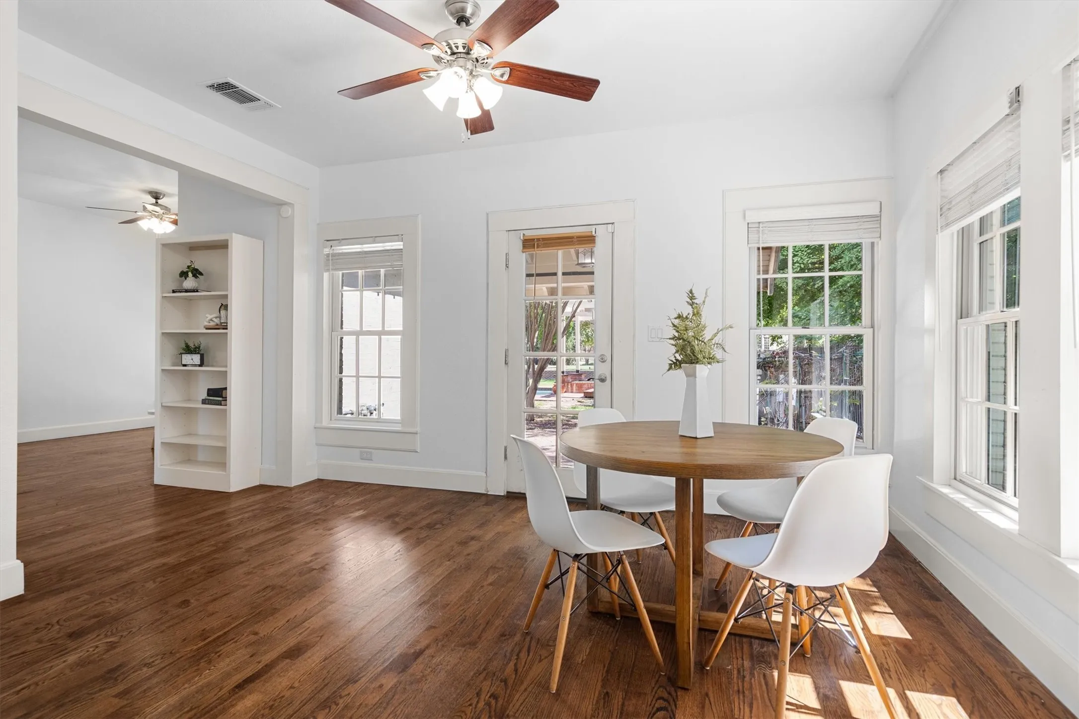 This thoughtfully designed guest house offers comfort and privacy, making it an ideal retreat for
visitors while seamlessly complementing the main home.