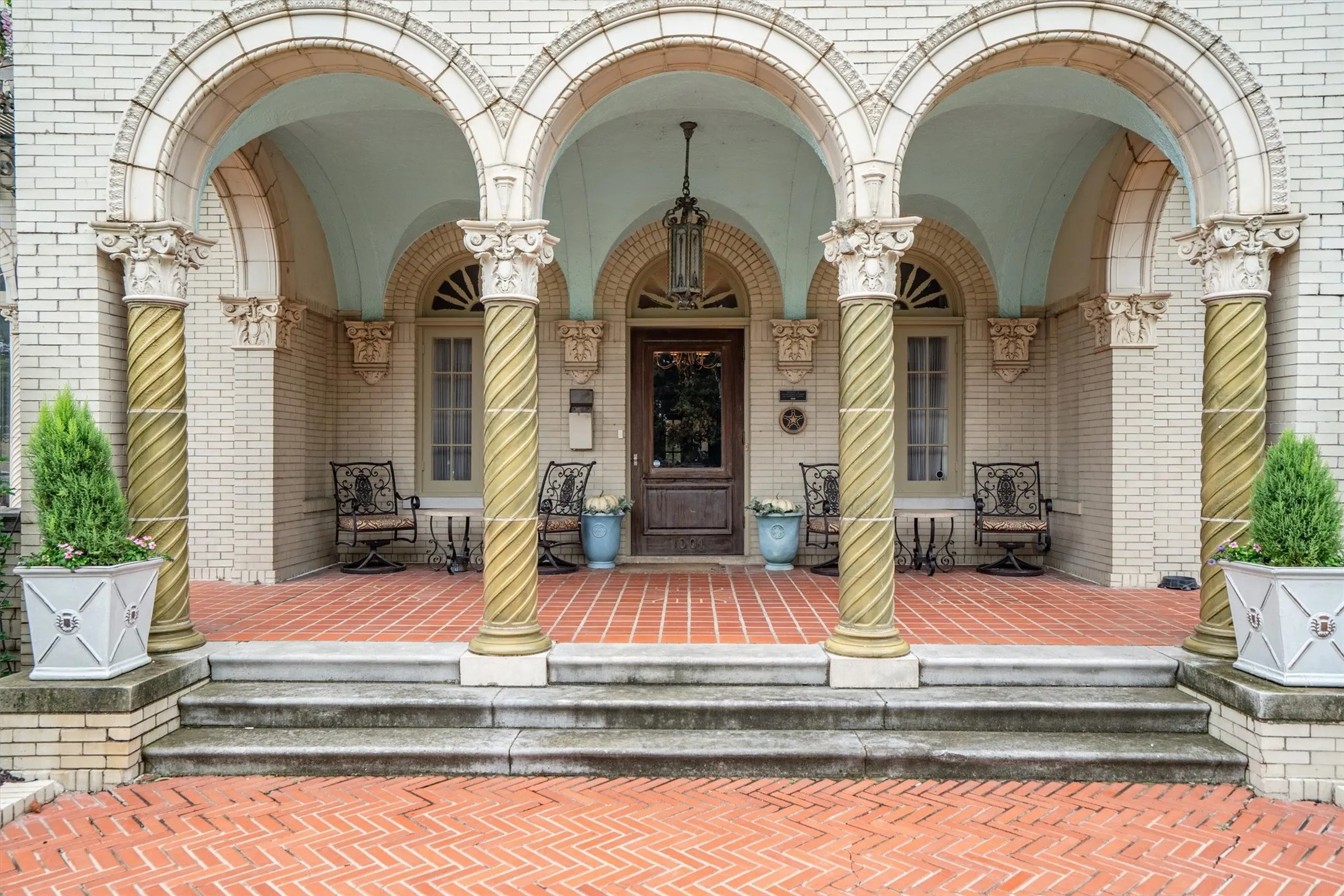 At first glance, you'll see its well-preserved early 20th-century architecture. Shown here are the
stunning sculptural arches and green terra cotta columns.