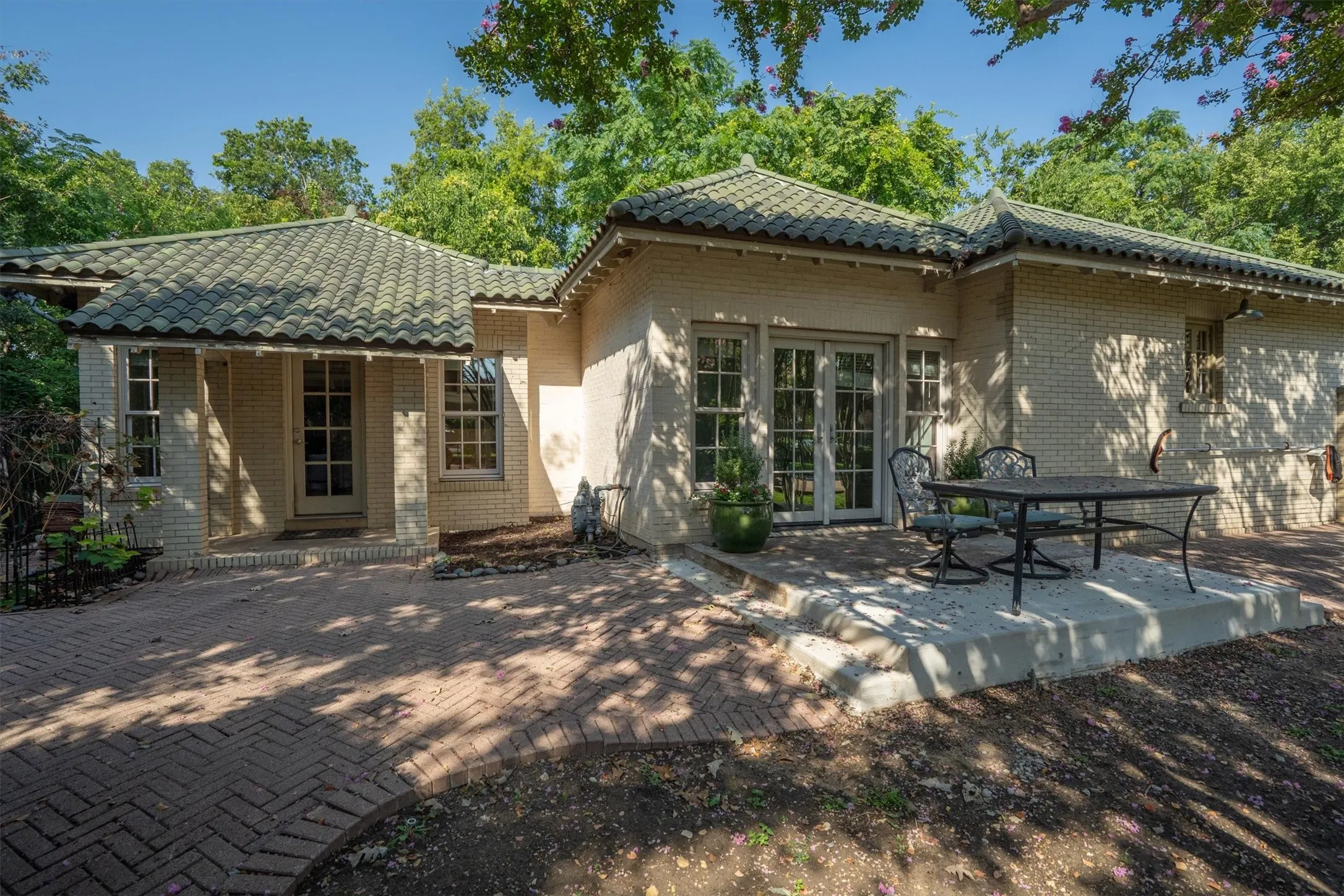 Enjoy a peaceful stay in the one-bedroom 702 square foot guest house, offering lovely views of the pool and backyard oasis. Features a fully
functional kitchen, living and dining space.