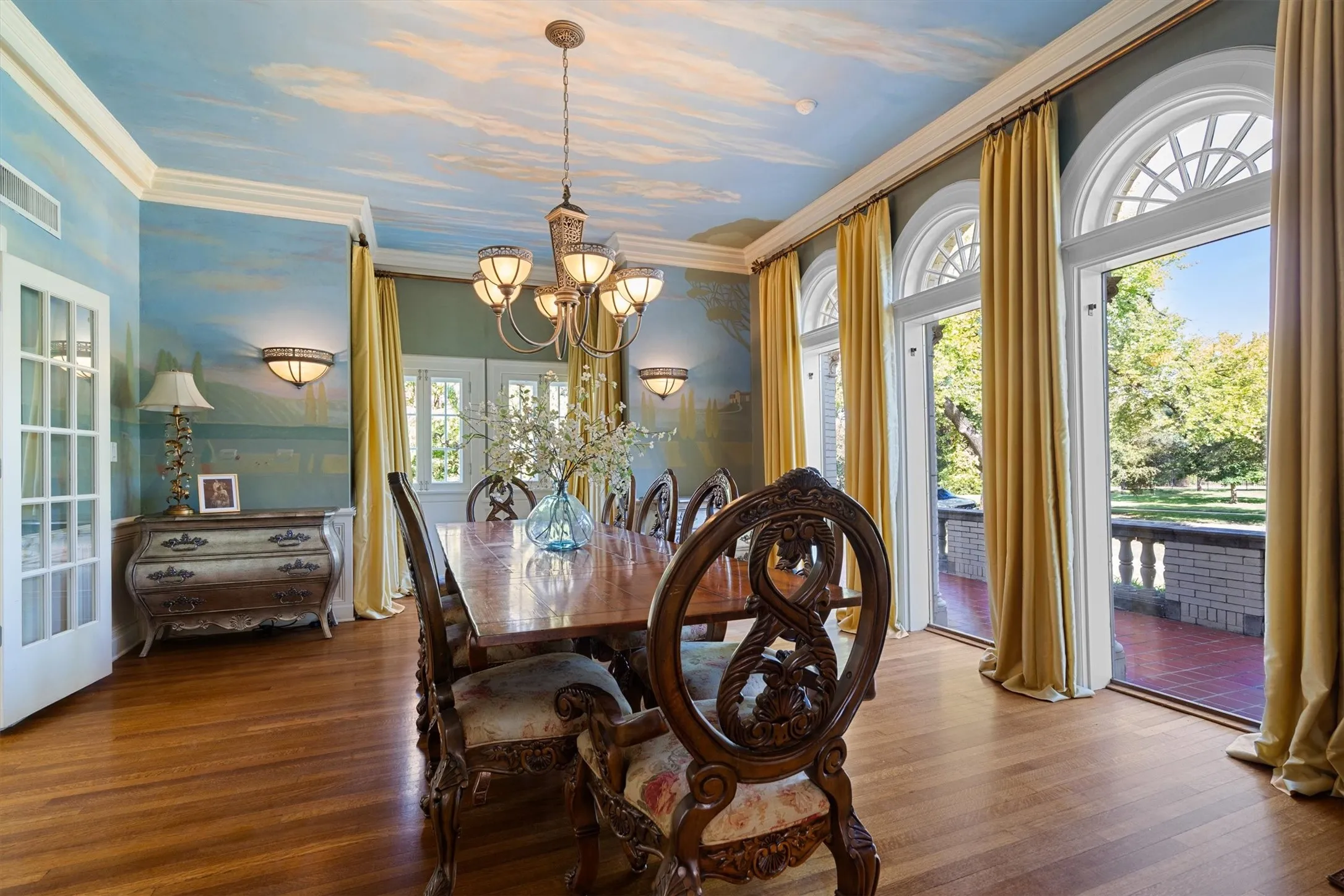Dine in elegance beneath a breathtaking trompe
l’oeil ceiling, surrounded by a custom mural that
transforms the room into a work of art and a memorable setting for entertaining.