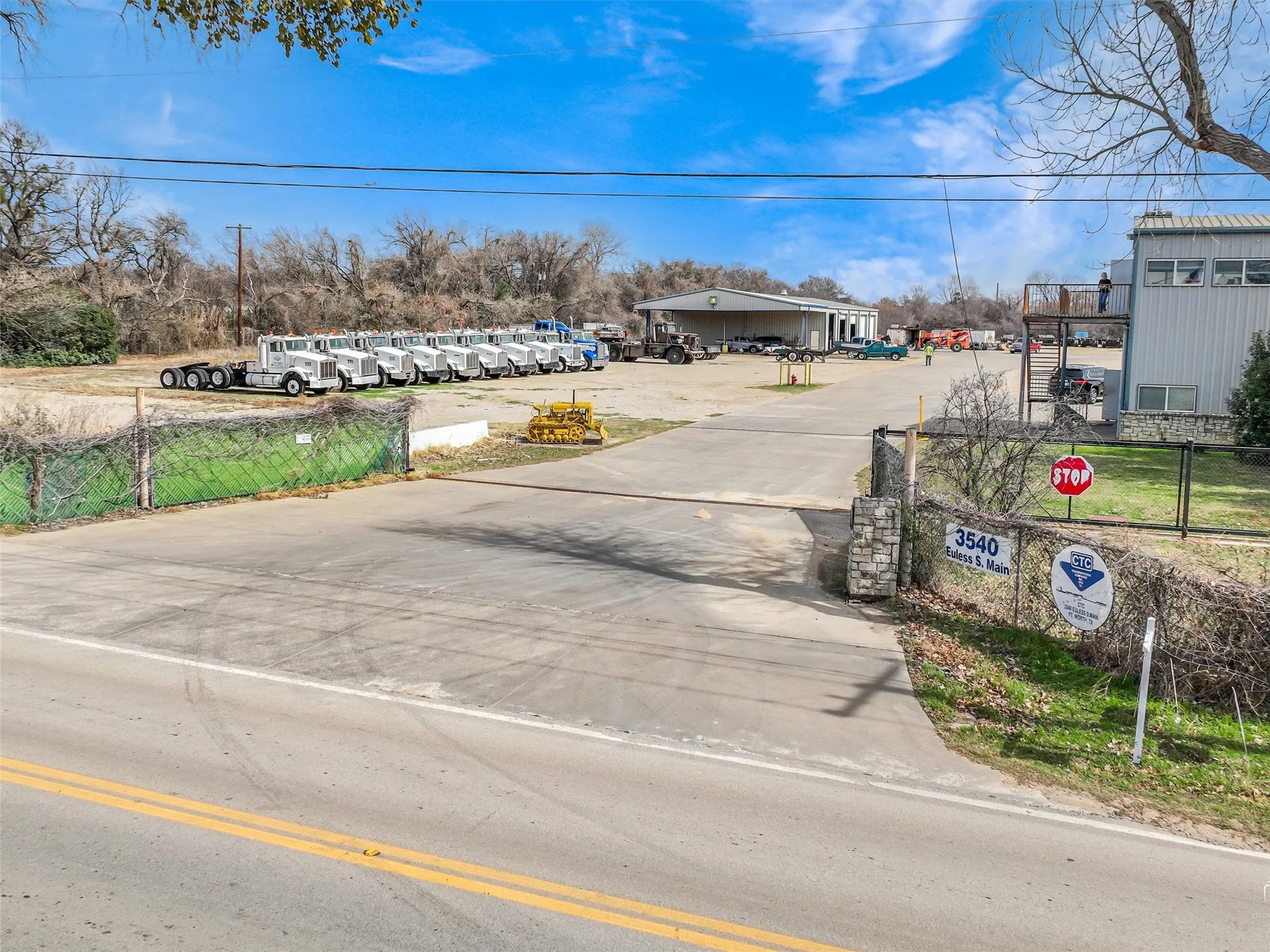 Street Entrance - Convenient to
DFW airport and Highways