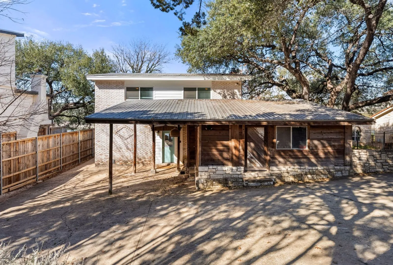 Single Family Residence For Sale in Travis County , 8124 Joy Road, Volente, Texas 78641, 3 Bedroom, 3 Bathroom, Garage spaces, 1,904 Sqft, built in 1957, Preowned, mls#21187385, Real Estate Agent in Volente, Homes For Sale in Travis county, Homes For Sale in Volente, Realtor in Volente Texas, Real Estate Brokerage Independent Realty Texas, Luminita Cordes Realtor