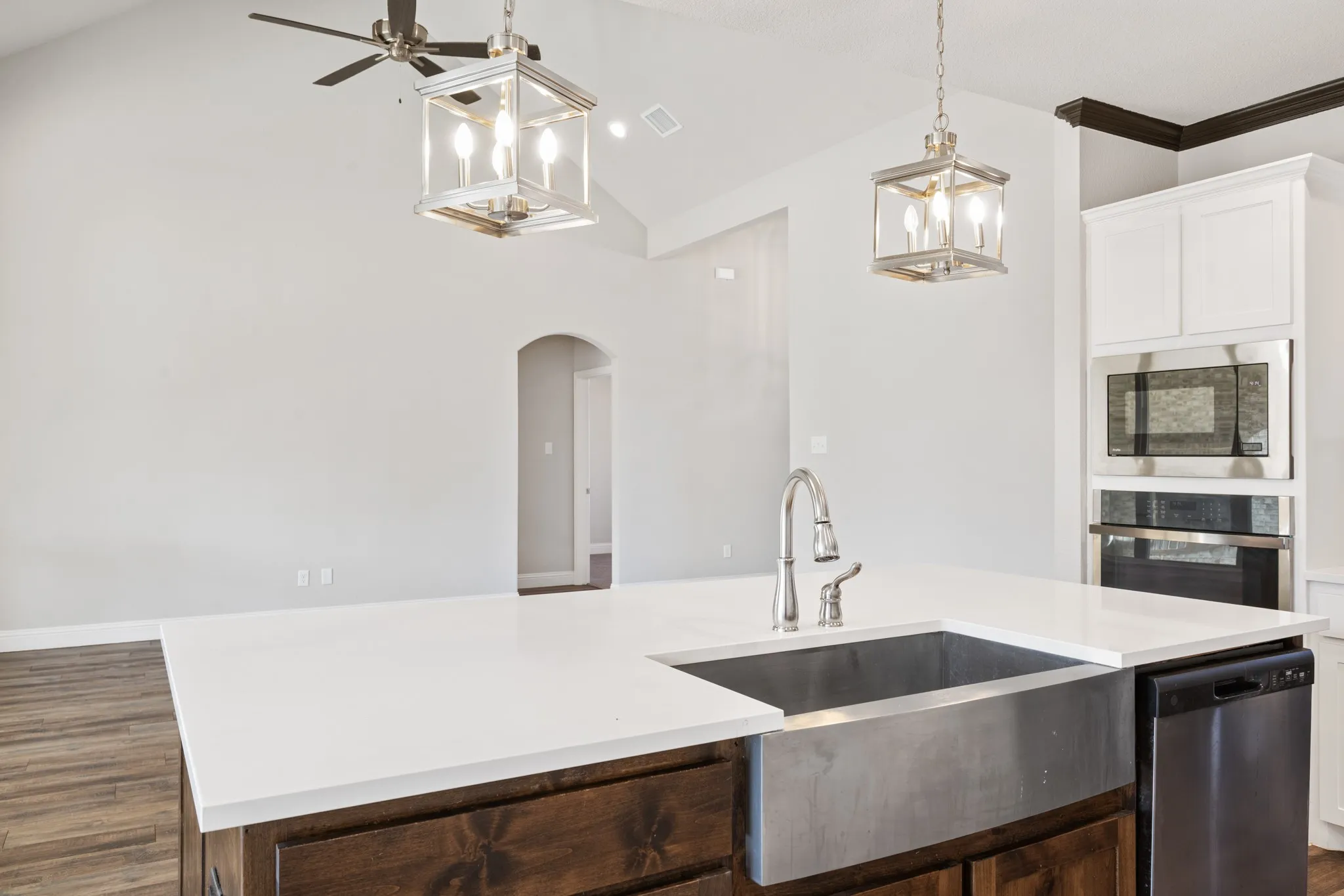 Kitchen island features a farmhouse sink.
