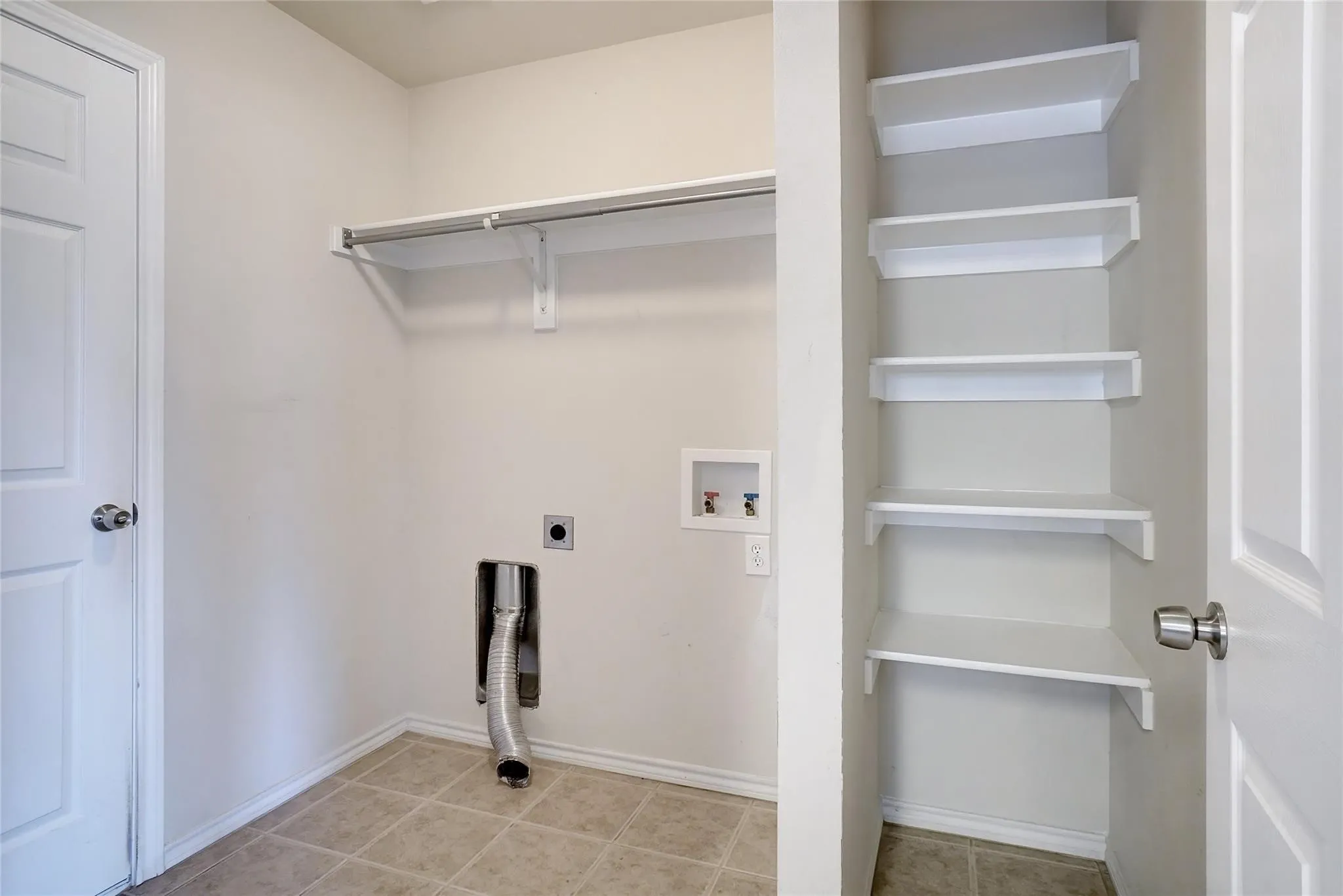 Single Family Residence For Sale in Denton County , 222 Windmill Drive, Justin, Texas 76247, 3 Bedrooms, 2 Bathrooms, 2 Garage spaces, 1,532 Sqft, built in 2007, Price $315,000, mls#21186180, Real Estate Agent in Justin, Homes For Sale in Denton county, Homes For Sale in Justin, Realtor in Justin Texas, Real Estate Brokerage Independent Realty Texas, Luminita Cordes Realtor