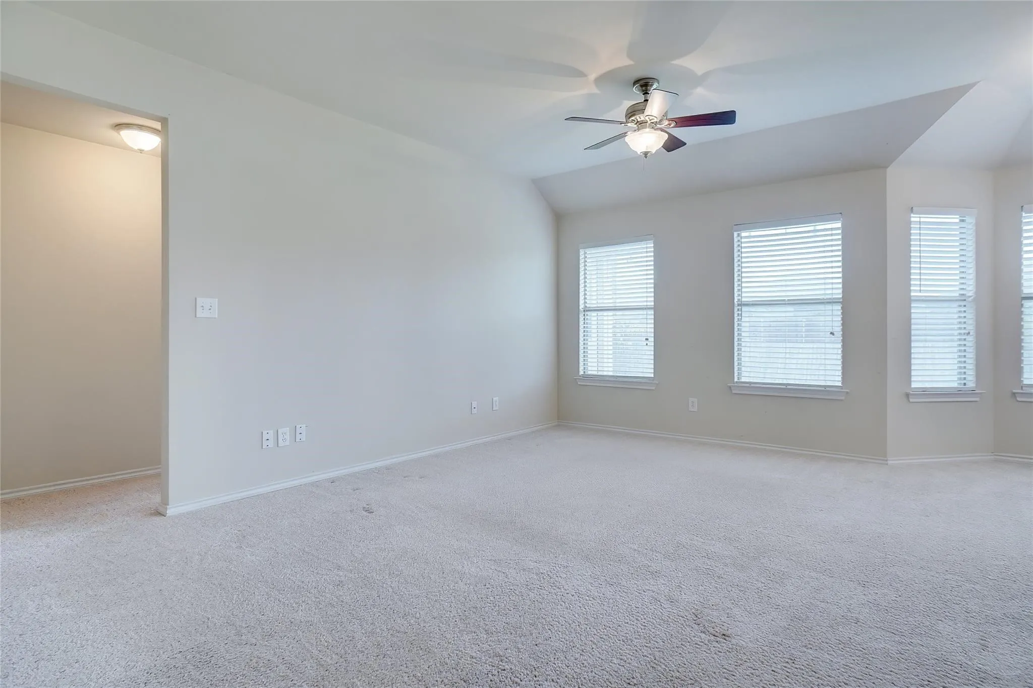 Single Family Residence For Sale in Denton County , 222 Windmill Drive, Justin, Texas 76247, 3 Bedrooms, 2 Bathrooms, 2 Garage spaces, 1,532 Sqft, built in 2007, Price $315,000, mls#21186180, Real Estate Agent in Justin, Homes For Sale in Denton county, Homes For Sale in Justin, Realtor in Justin Texas, Real Estate Brokerage Independent Realty Texas, Luminita Cordes Realtor