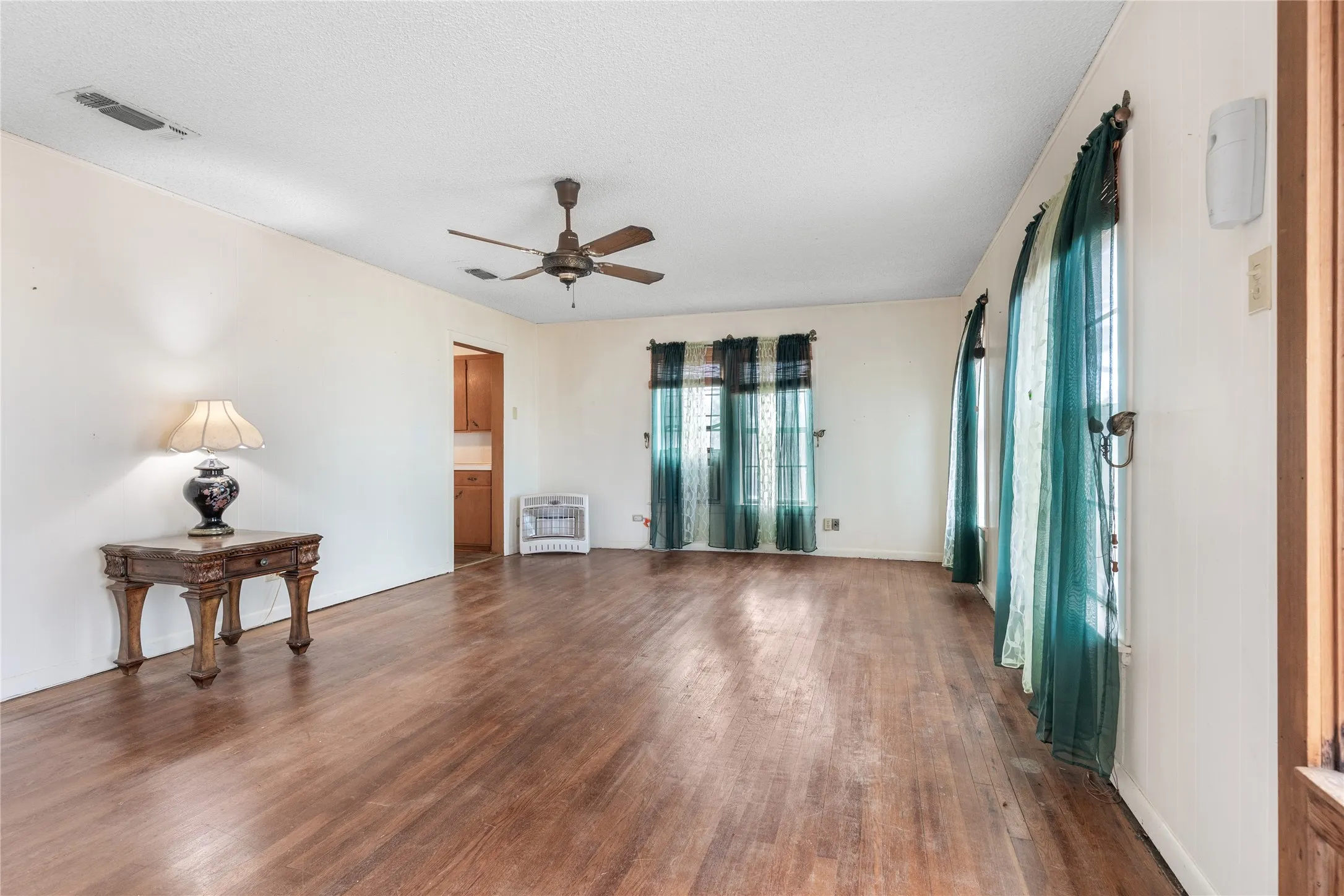 Single Family Residence For Sale in Grayson County , 1912 E Texas Street, Denison, Texas 75021, 3 Bedroom, 2 Bathroom, 2 Garage spaces, 1,696 Sqft, built in 1940, Preowned, mls#21182518, Real Estate Agent in Denison, Homes For Sale in Grayson county, Homes For Sale in Denison, Realtor in Denison Texas, Real Estate Brokerage Independent Realty Texas, Luminita Cordes Realtor