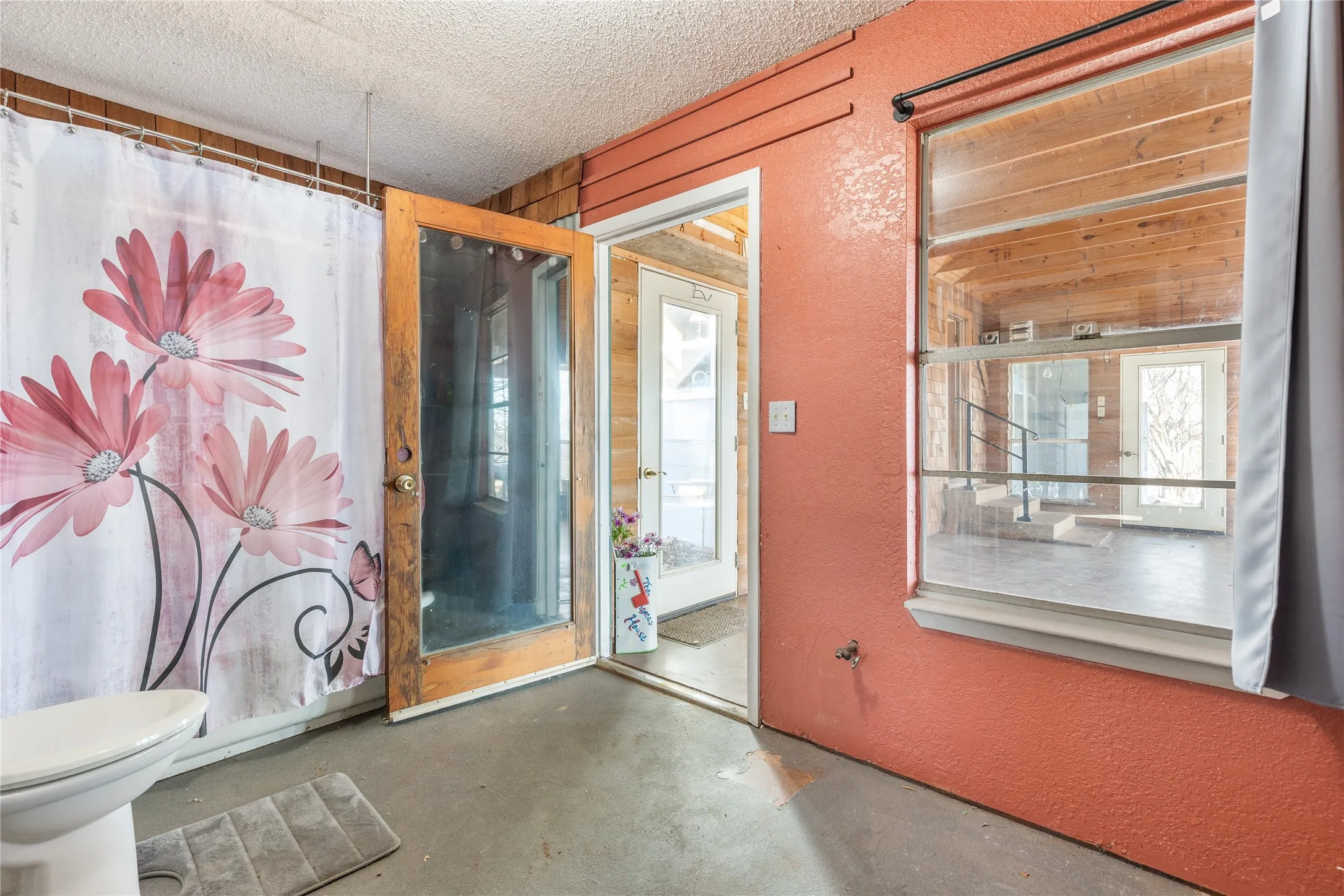 Single Family Residence For Sale in Grayson County , 1912 E Texas Street, Denison, Texas 75021, 3 Bedroom, 2 Bathroom, 2 Garage spaces, 1,696 Sqft, built in 1940, Preowned, mls#21182518, Real Estate Agent in Denison, Homes For Sale in Grayson county, Homes For Sale in Denison, Realtor in Denison Texas, Real Estate Brokerage Independent Realty Texas, Luminita Cordes Realtor
