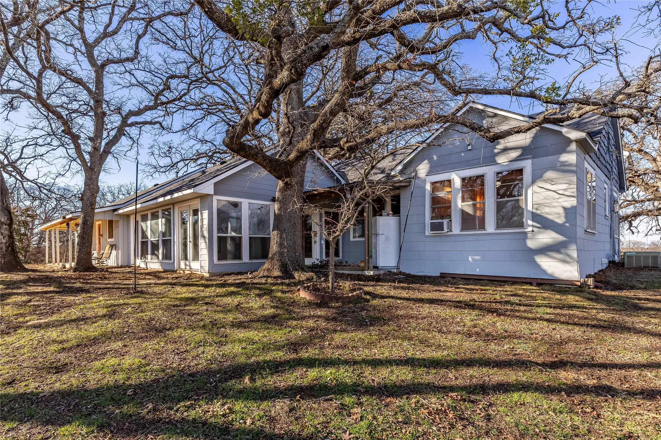 Single Family Residence For Sale in Grayson County , 1912 E Texas Street, Denison, Texas 75021, 3 Bedroom, 2 Bathroom, 2 Garage spaces, 1,696 Sqft, built in 1940, Preowned, mls#21182518, Real Estate Agent in Denison, Homes For Sale in Grayson county, Homes For Sale in Denison, Realtor in Denison Texas, Real Estate Brokerage Independent Realty Texas, Luminita Cordes Realtor