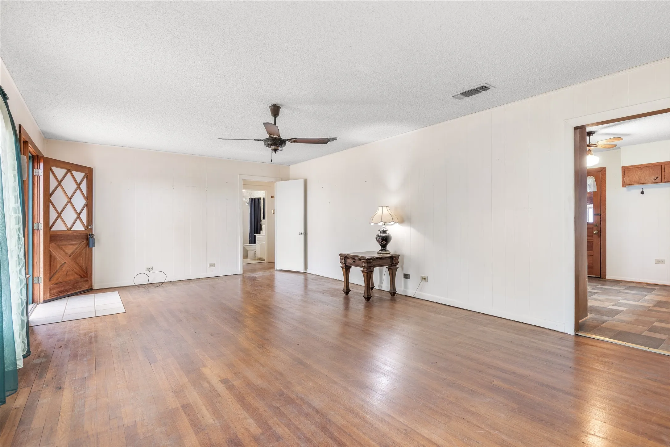 Single Family Residence For Sale in Grayson County , 1912 E Texas Street, Denison, Texas 75021, 3 Bedroom, 2 Bathroom, 2 Garage spaces, 1,696 Sqft, built in 1940, Preowned, mls#21182518, Real Estate Agent in Denison, Homes For Sale in Grayson county, Homes For Sale in Denison, Realtor in Denison Texas, Real Estate Brokerage Independent Realty Texas, Luminita Cordes Realtor