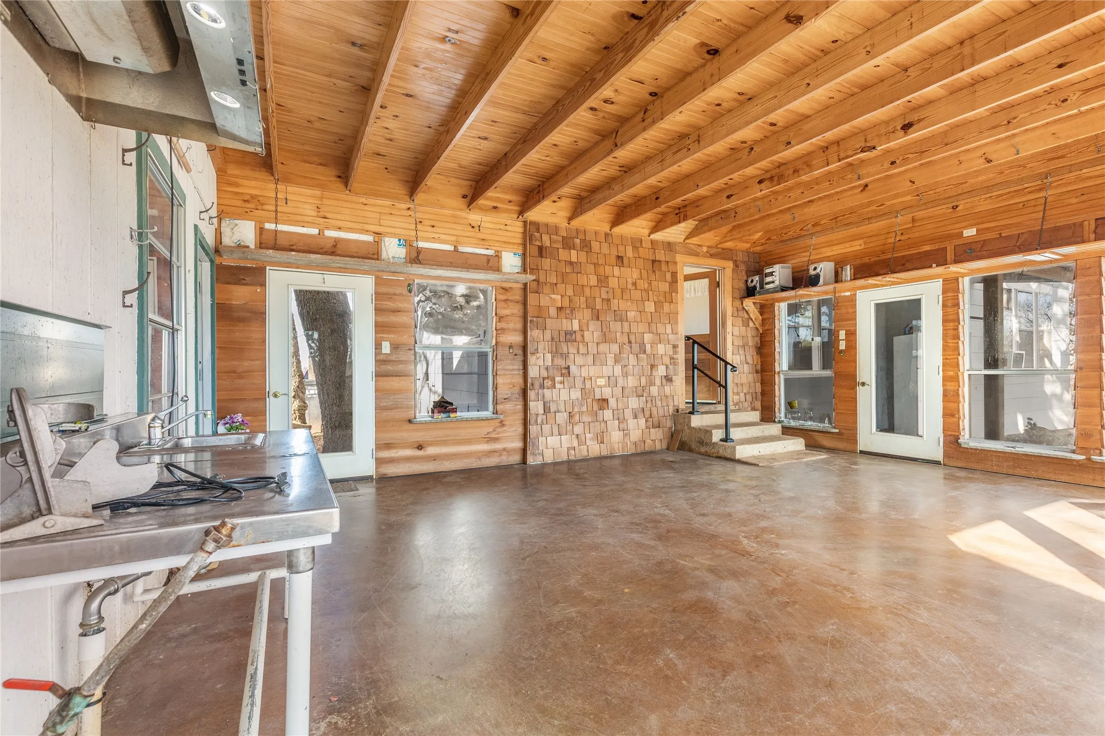 Single Family Residence For Sale in Grayson County , 1912 E Texas Street, Denison, Texas 75021, 3 Bedroom, 2 Bathroom, 2 Garage spaces, 1,696 Sqft, built in 1940, Preowned, mls#21182518, Real Estate Agent in Denison, Homes For Sale in Grayson county, Homes For Sale in Denison, Realtor in Denison Texas, Real Estate Brokerage Independent Realty Texas, Luminita Cordes Realtor