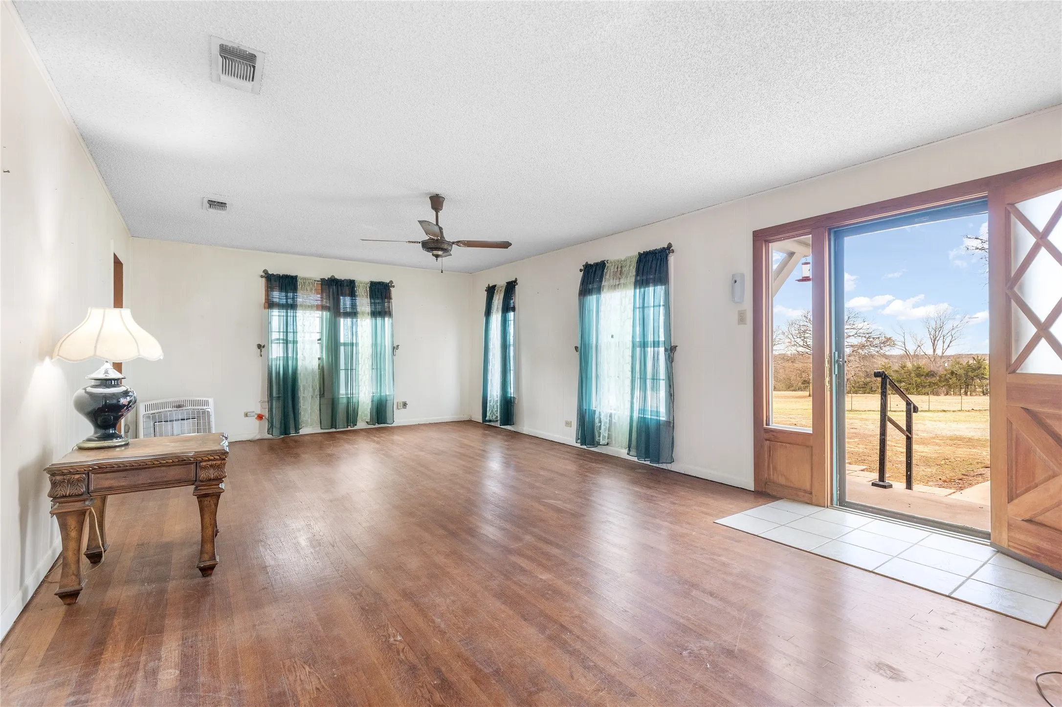 Single Family Residence For Sale in Grayson County , 1912 E Texas Street, Denison, Texas 75021, 3 Bedroom, 2 Bathroom, 2 Garage spaces, 1,696 Sqft, built in 1940, Preowned, mls#21182518, Real Estate Agent in Denison, Homes For Sale in Grayson county, Homes For Sale in Denison, Realtor in Denison Texas, Real Estate Brokerage Independent Realty Texas, Luminita Cordes Realtor