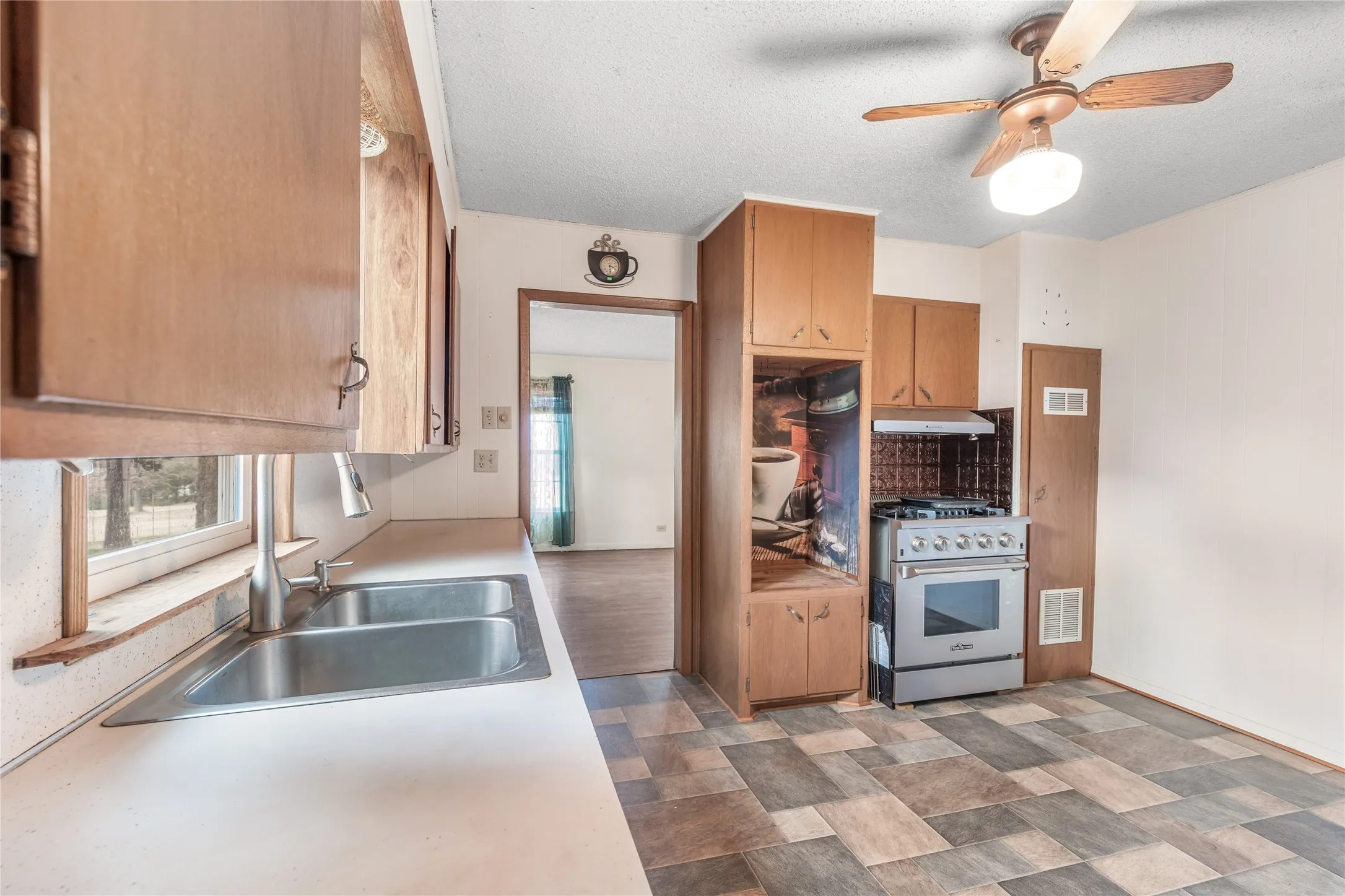 Single Family Residence For Sale in Grayson County , 1912 E Texas Street, Denison, Texas 75021, 3 Bedroom, 2 Bathroom, 2 Garage spaces, 1,696 Sqft, built in 1940, Preowned, mls#21182518, Real Estate Agent in Denison, Homes For Sale in Grayson county, Homes For Sale in Denison, Realtor in Denison Texas, Real Estate Brokerage Independent Realty Texas, Luminita Cordes Realtor