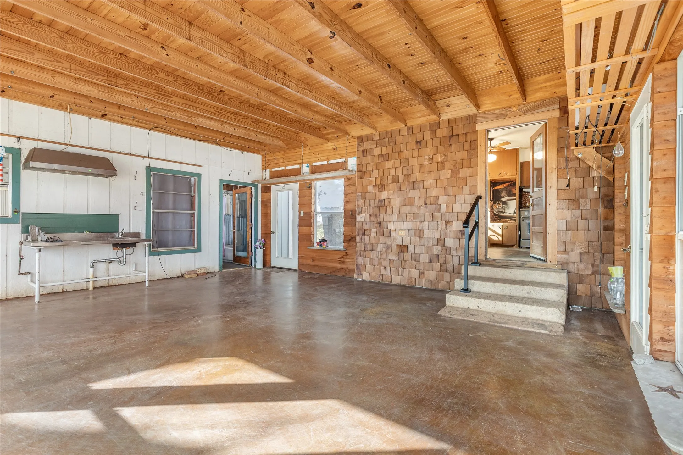Single Family Residence For Sale in Grayson County , 1912 E Texas Street, Denison, Texas 75021, 3 Bedroom, 2 Bathroom, 2 Garage spaces, 1,696 Sqft, built in 1940, Preowned, mls#21182518, Real Estate Agent in Denison, Homes For Sale in Grayson county, Homes For Sale in Denison, Realtor in Denison Texas, Real Estate Brokerage Independent Realty Texas, Luminita Cordes Realtor