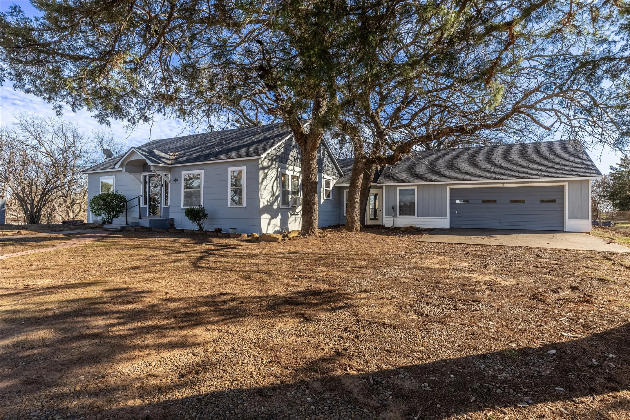 Single Family Residence For Sale in Grayson County , 1912 E Texas Street, Denison, Texas 75021, 3 Bedroom, 2 Bathroom, 2 Garage spaces, 1,696 Sqft, built in 1940, Preowned, mls#21182518, Real Estate Agent in Denison, Homes For Sale in Grayson county, Homes For Sale in Denison, Realtor in Denison Texas, Real Estate Brokerage Independent Realty Texas, Luminita Cordes Realtor