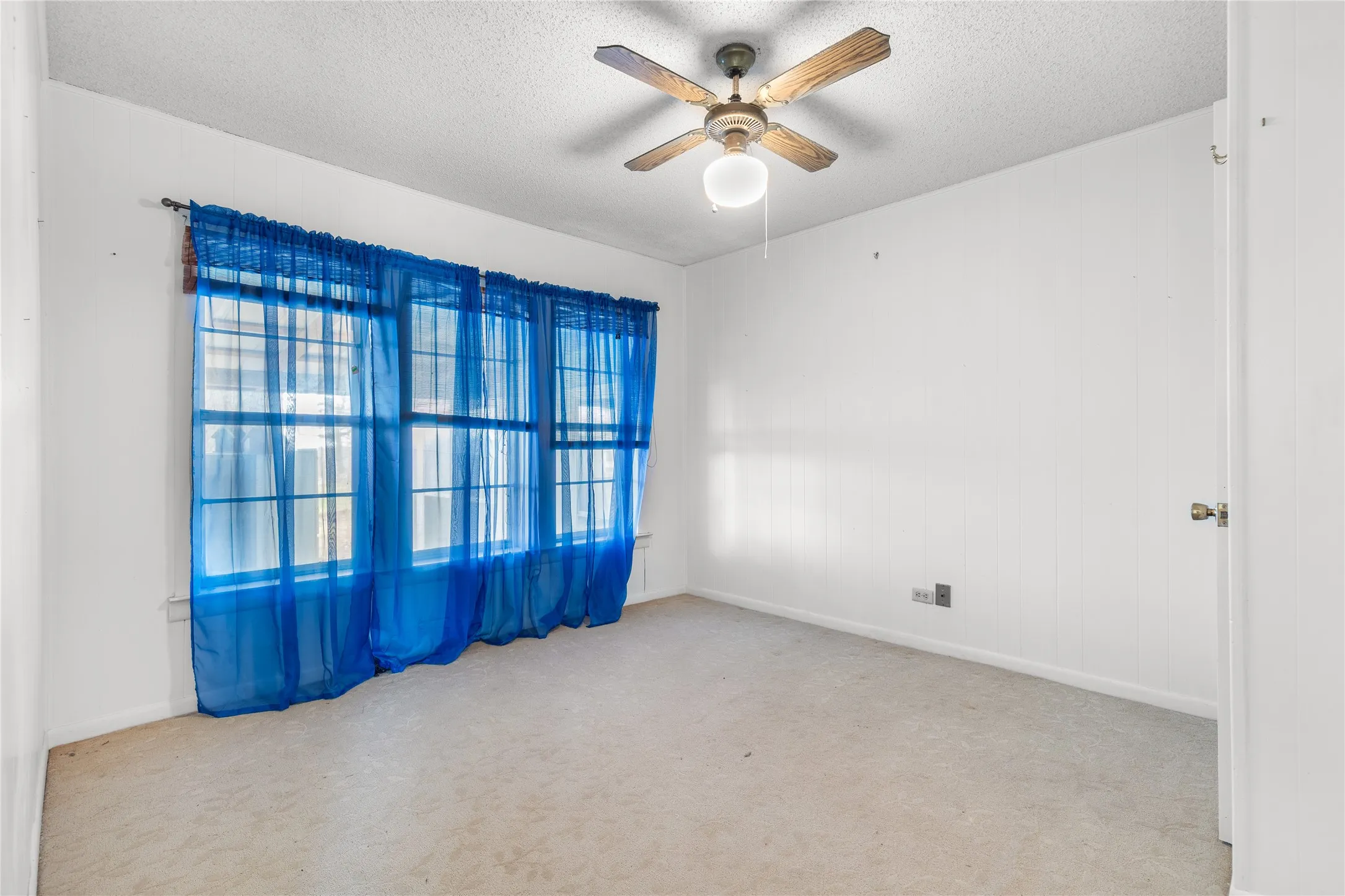 Single Family Residence For Sale in Grayson County , 1912 E Texas Street, Denison, Texas 75021, 3 Bedroom, 2 Bathroom, 2 Garage spaces, 1,696 Sqft, built in 1940, Preowned, mls#21182518, Real Estate Agent in Denison, Homes For Sale in Grayson county, Homes For Sale in Denison, Realtor in Denison Texas, Real Estate Brokerage Independent Realty Texas, Luminita Cordes Realtor