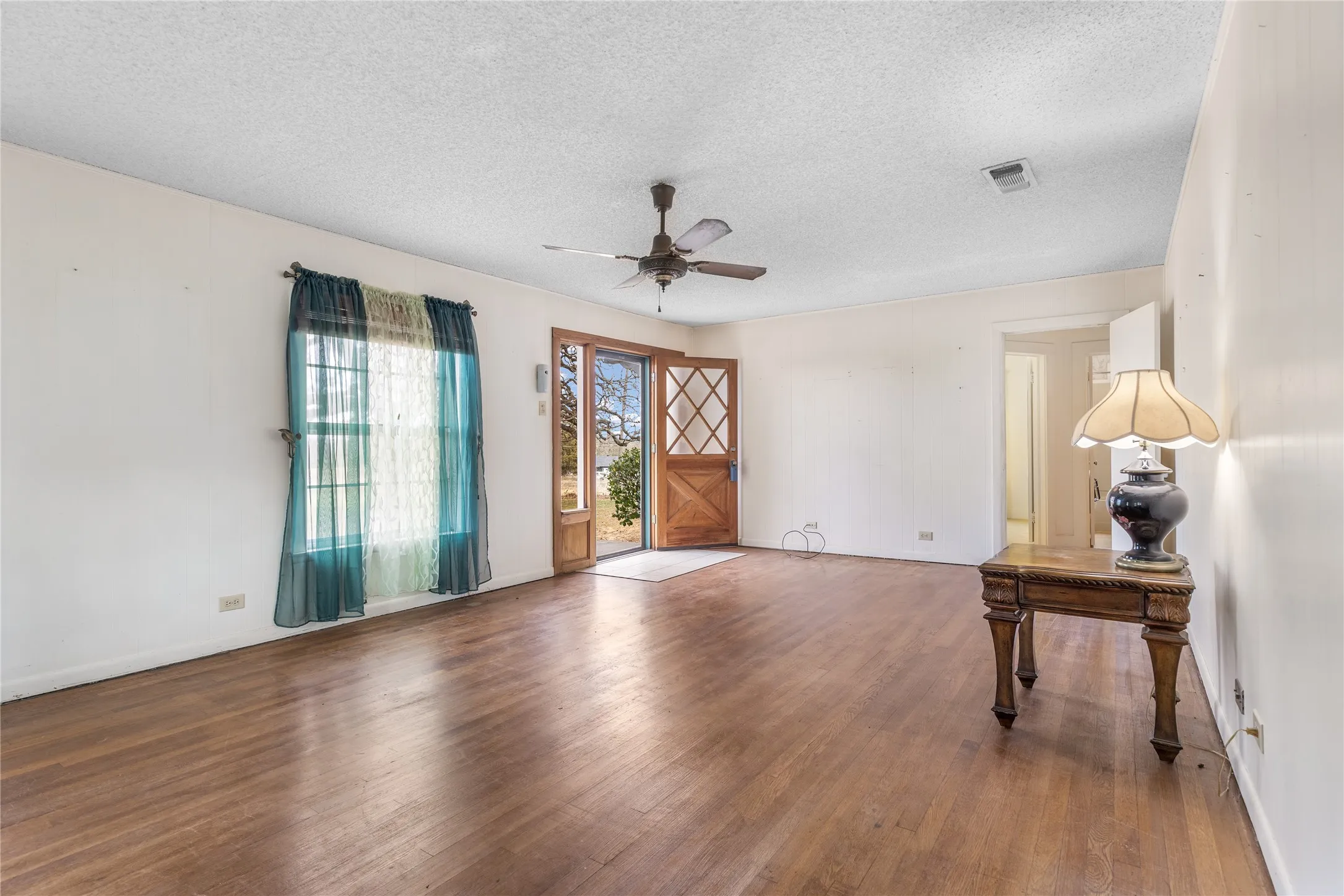 Single Family Residence For Sale in Grayson County , 1912 E Texas Street, Denison, Texas 75021, 3 Bedroom, 2 Bathroom, 2 Garage spaces, 1,696 Sqft, built in 1940, Preowned, mls#21182518, Real Estate Agent in Denison, Homes For Sale in Grayson county, Homes For Sale in Denison, Realtor in Denison Texas, Real Estate Brokerage Independent Realty Texas, Luminita Cordes Realtor