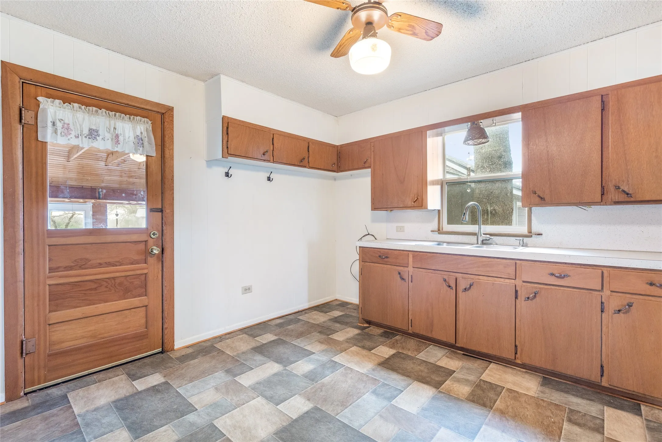 Single Family Residence For Sale in Grayson County , 1912 E Texas Street, Denison, Texas 75021, 3 Bedroom, 2 Bathroom, 2 Garage spaces, 1,696 Sqft, built in 1940, Preowned, mls#21182518, Real Estate Agent in Denison, Homes For Sale in Grayson county, Homes For Sale in Denison, Realtor in Denison Texas, Real Estate Brokerage Independent Realty Texas, Luminita Cordes Realtor
