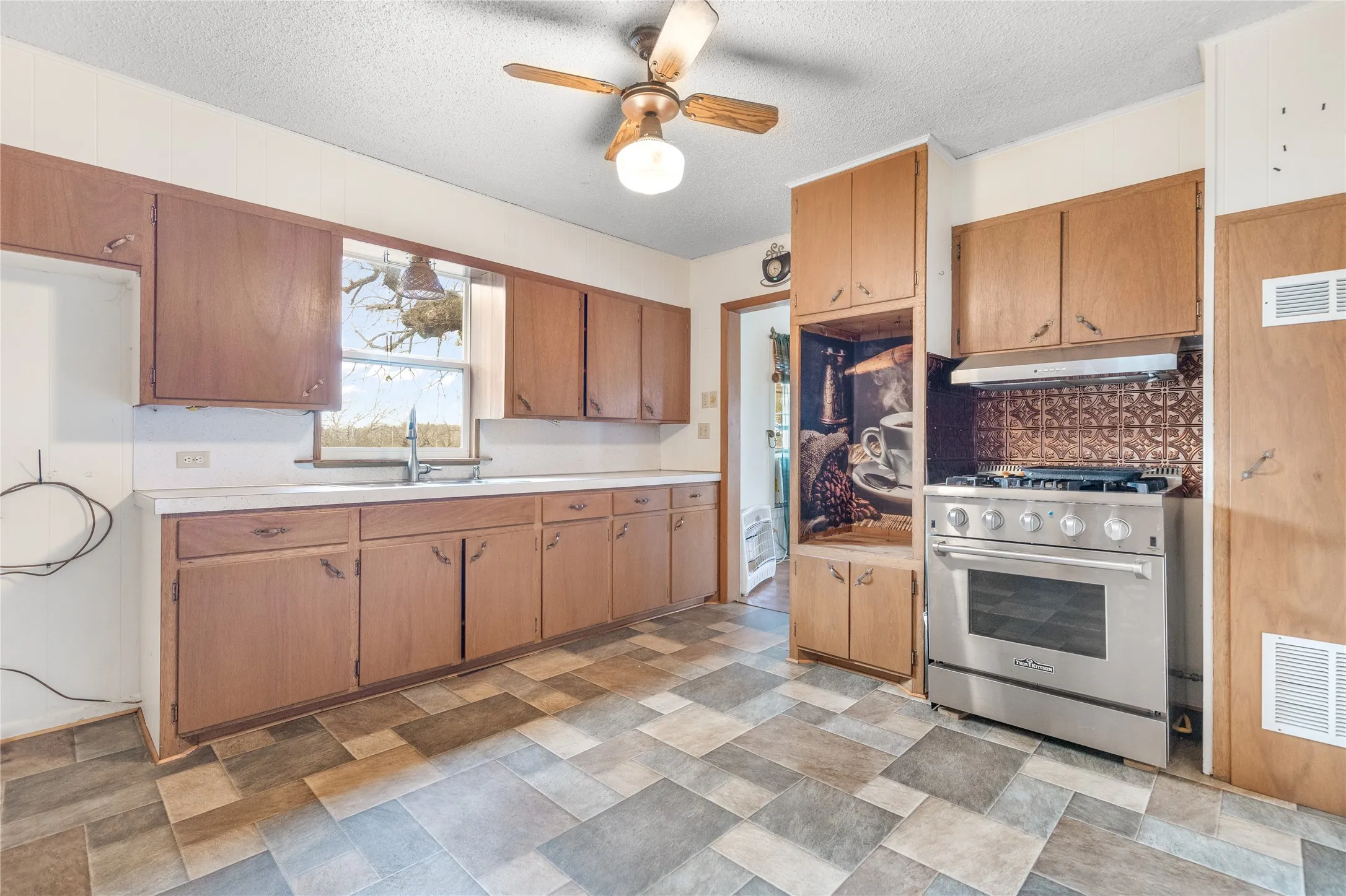 Single Family Residence For Sale in Grayson County , 1912 E Texas Street, Denison, Texas 75021, 3 Bedroom, 2 Bathroom, 2 Garage spaces, 1,696 Sqft, built in 1940, Preowned, mls#21182518, Real Estate Agent in Denison, Homes For Sale in Grayson county, Homes For Sale in Denison, Realtor in Denison Texas, Real Estate Brokerage Independent Realty Texas, Luminita Cordes Realtor