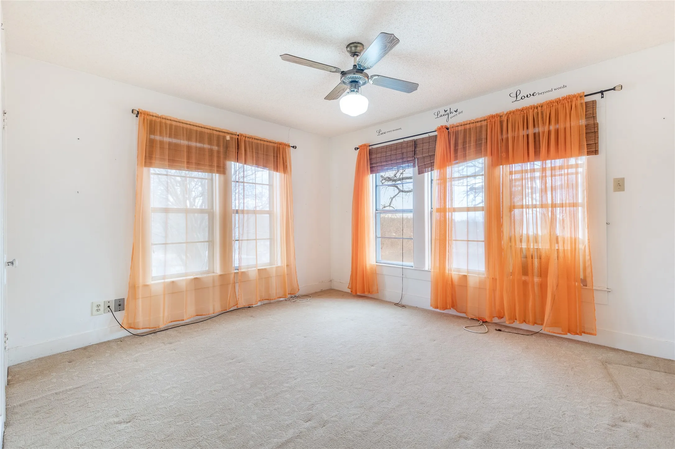 Single Family Residence For Sale in Grayson County , 1912 E Texas Street, Denison, Texas 75021, 3 Bedroom, 2 Bathroom, 2 Garage spaces, 1,696 Sqft, built in 1940, Preowned, mls#21182518, Real Estate Agent in Denison, Homes For Sale in Grayson county, Homes For Sale in Denison, Realtor in Denison Texas, Real Estate Brokerage Independent Realty Texas, Luminita Cordes Realtor