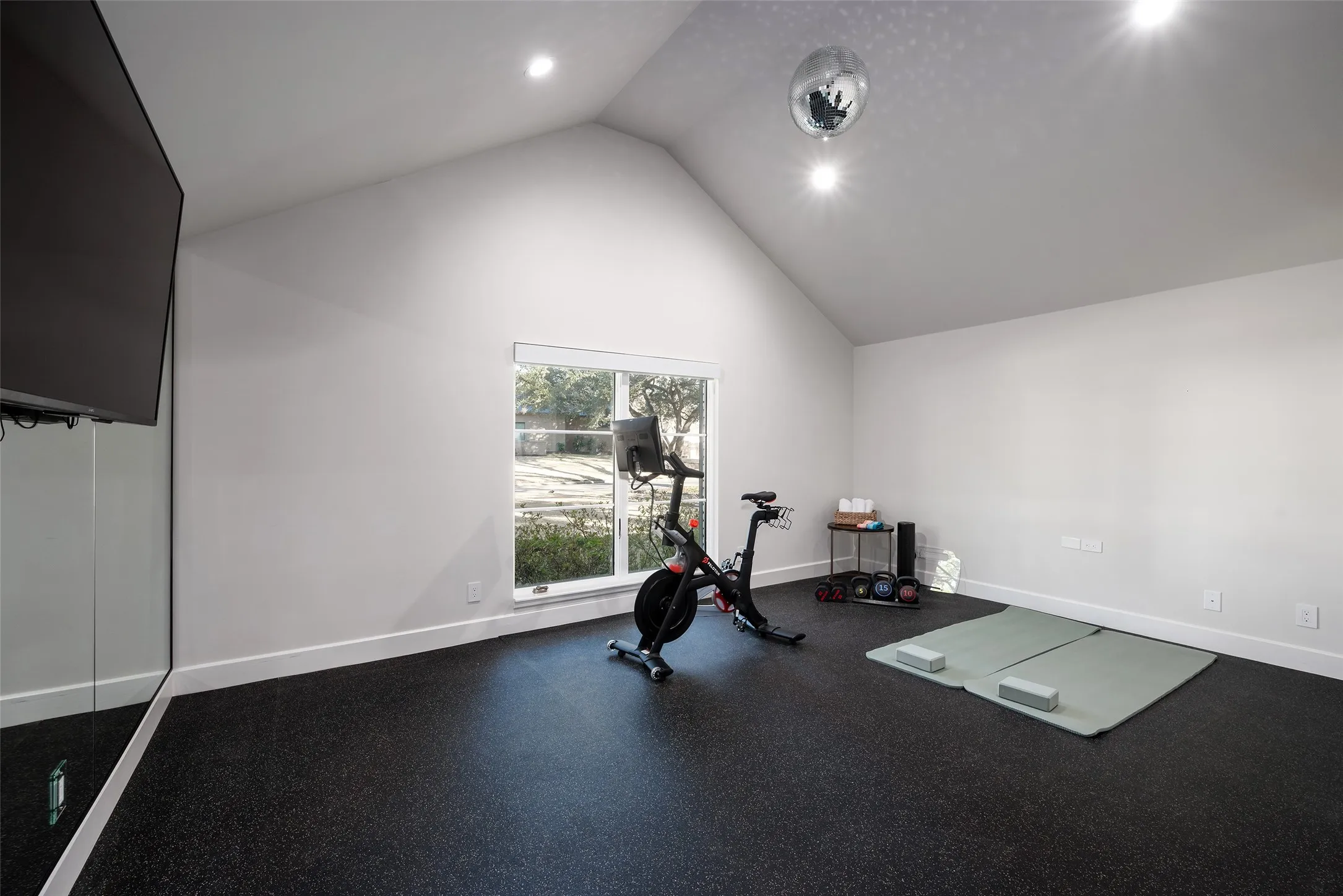 Single Family Residence For Sale in Dallas County , 11219 Leachman Circle, Dallas, Texas 75229, 5 Bedroom, 6 Bathroom, 3 Garage spaces, 5,470 Sqft, built in 1972, Preowned, mls#21185723, Real Estate Agent in Dallas, Homes For Sale in Dallas county, Homes For Sale in Dallas, Realtor in Dallas Texas, Real Estate Brokerage Independent Realty Texas, Luminita Cordes Realtor