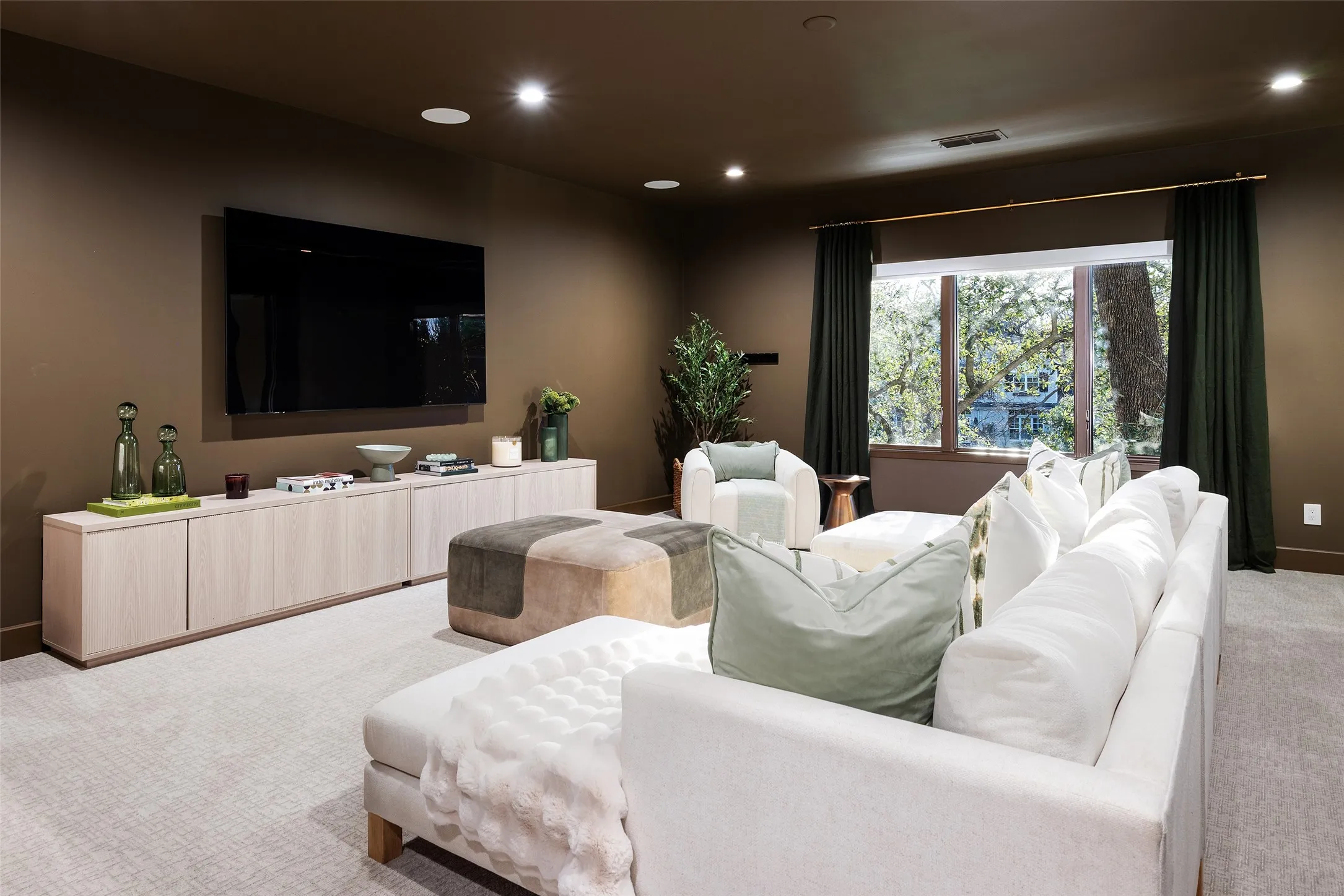 Single Family Residence For Sale in Dallas County , 11219 Leachman Circle, Dallas, Texas 75229, 5 Bedroom, 6 Bathroom, 3 Garage spaces, 5,470 Sqft, built in 1972, Preowned, mls#21185723, Real Estate Agent in Dallas, Homes For Sale in Dallas county, Homes For Sale in Dallas, Realtor in Dallas Texas, Real Estate Brokerage Independent Realty Texas, Luminita Cordes Realtor