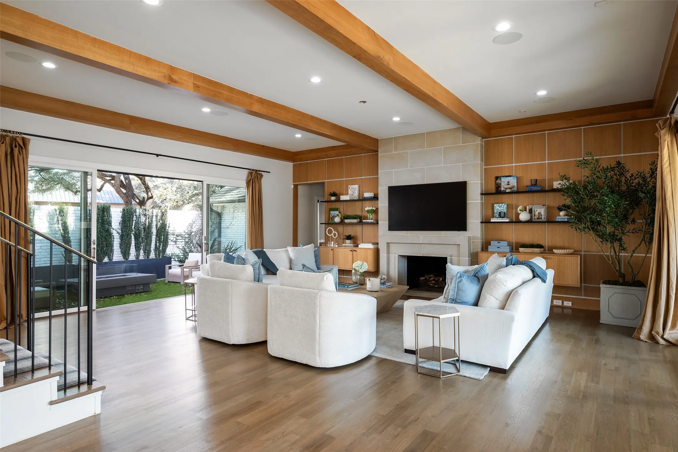 Single Family Residence For Sale in Dallas County , 11219 Leachman Circle, Dallas, Texas 75229, 5 Bedroom, 6 Bathroom, 3 Garage spaces, 5,470 Sqft, built in 1972, Preowned, mls#21185723, Real Estate Agent in Dallas, Homes For Sale in Dallas county, Homes For Sale in Dallas, Realtor in Dallas Texas, Real Estate Brokerage Independent Realty Texas, Luminita Cordes Realtor