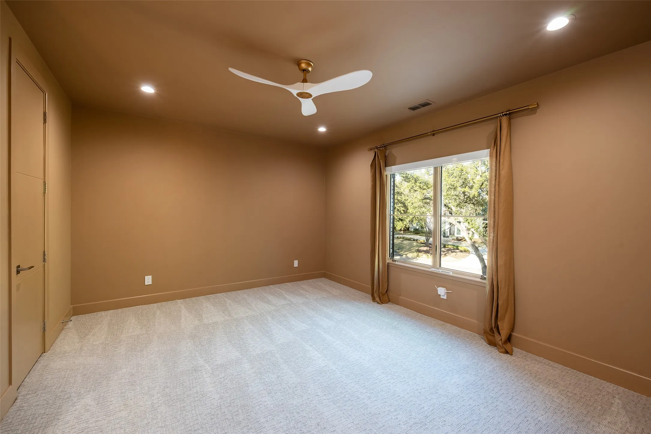 Single Family Residence For Sale in Dallas County , 11219 Leachman Circle, Dallas, Texas 75229, 5 Bedroom, 6 Bathroom, 3 Garage spaces, 5,470 Sqft, built in 1972, Preowned, mls#21185723, Real Estate Agent in Dallas, Homes For Sale in Dallas county, Homes For Sale in Dallas, Realtor in Dallas Texas, Real Estate Brokerage Independent Realty Texas, Luminita Cordes Realtor