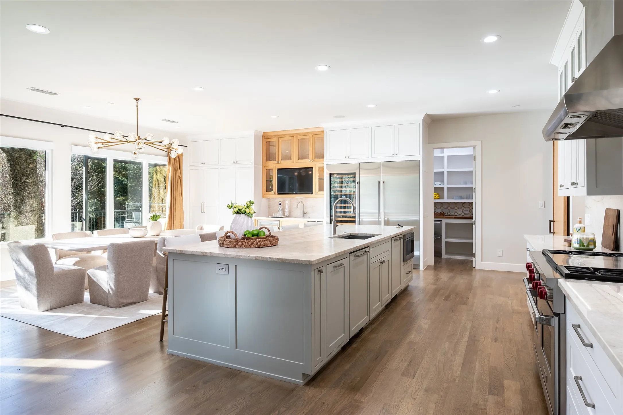 Single Family Residence For Sale in Dallas County , 11219 Leachman Circle, Dallas, Texas 75229, 5 Bedroom, 6 Bathroom, 3 Garage spaces, 5,470 Sqft, built in 1972, Preowned, mls#21185723, Real Estate Agent in Dallas, Homes For Sale in Dallas county, Homes For Sale in Dallas, Realtor in Dallas Texas, Real Estate Brokerage Independent Realty Texas, Luminita Cordes Realtor