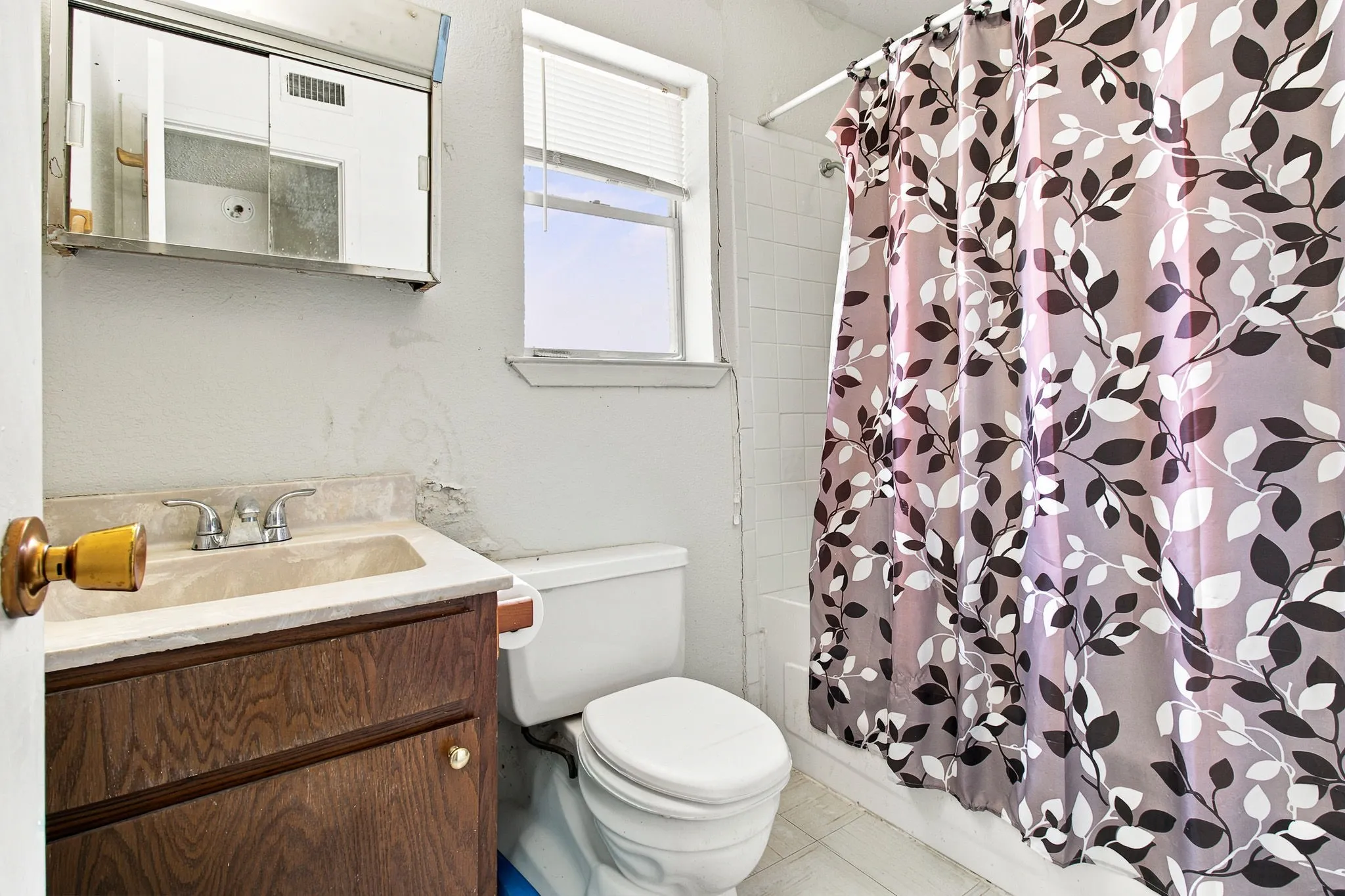 Single Family Residence For Sale in Tarrant County , 1537 Coral Cut Off, Pelican Bay, Texas 76020, 2 Bedroom, 2 Bathroom, 1 Garage spaces, 903 Sqft, built in 1984, Preowned, mls#21187250, Real Estate Agent in Pelican Bay, Homes For Sale in Tarrant county, Homes For Sale in Pelican Bay, Realtor in Pelican Bay Texas, Real Estate Brokerage Independent Realty Texas, Luminita Cordes Realtor