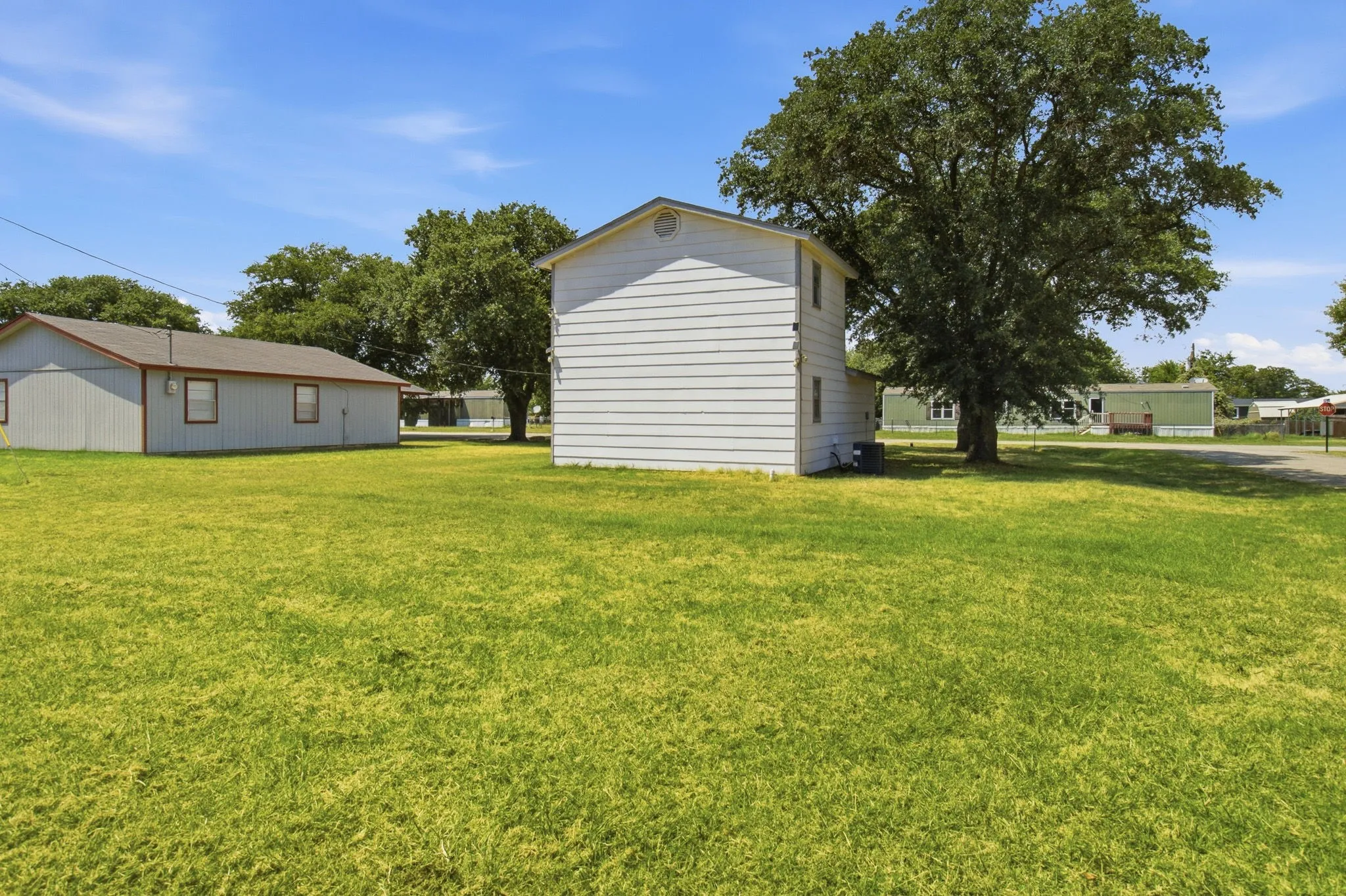Single Family Residence For Sale in Tarrant County , 1537 Coral Cut Off, Pelican Bay, Texas 76020, 2 Bedroom, 2 Bathroom, 1 Garage spaces, 903 Sqft, built in 1984, Preowned, mls#21187250, Real Estate Agent in Pelican Bay, Homes For Sale in Tarrant county, Homes For Sale in Pelican Bay, Realtor in Pelican Bay Texas, Real Estate Brokerage Independent Realty Texas, Luminita Cordes Realtor