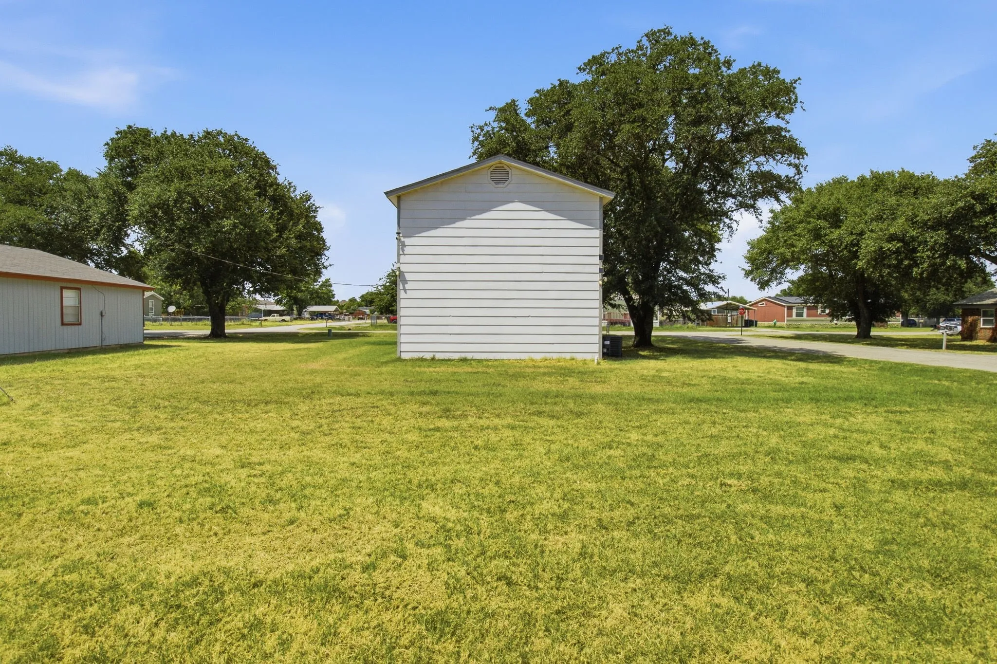 Single Family Residence For Sale in Tarrant County , 1537 Coral Cut Off, Pelican Bay, Texas 76020, 2 Bedroom, 2 Bathroom, 1 Garage spaces, 903 Sqft, built in 1984, Preowned, mls#21187250, Real Estate Agent in Pelican Bay, Homes For Sale in Tarrant county, Homes For Sale in Pelican Bay, Realtor in Pelican Bay Texas, Real Estate Brokerage Independent Realty Texas, Luminita Cordes Realtor