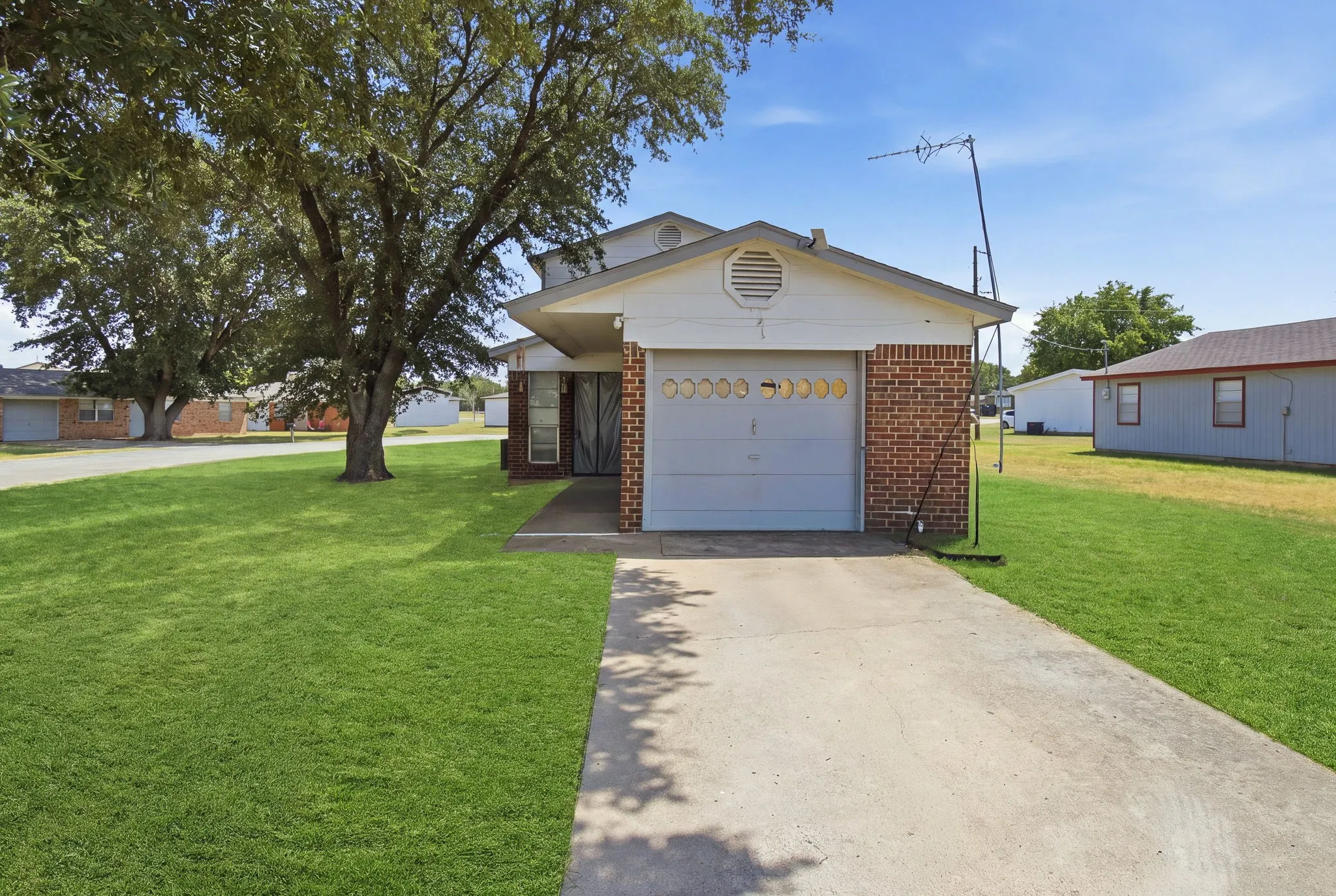 Single Family Residence For Sale in Tarrant County , 1537 Coral Cut Off, Pelican Bay, Texas 76020, 2 Bedroom, 2 Bathroom, 1 Garage spaces, 903 Sqft, built in 1984, Preowned, mls#21187250, Real Estate Agent in Pelican Bay, Homes For Sale in Tarrant county, Homes For Sale in Pelican Bay, Realtor in Pelican Bay Texas, Real Estate Brokerage Independent Realty Texas, Luminita Cordes Realtor